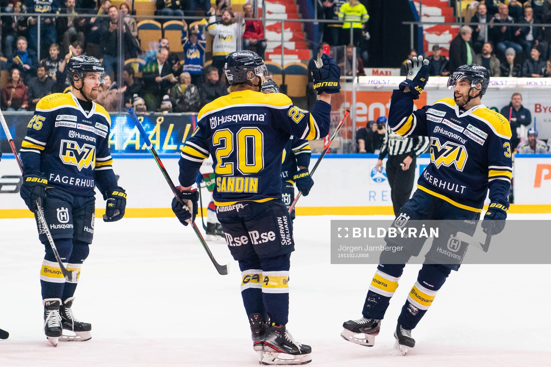 s Axel Holmström, Linus Sandin och Markus Lauridsen jublar