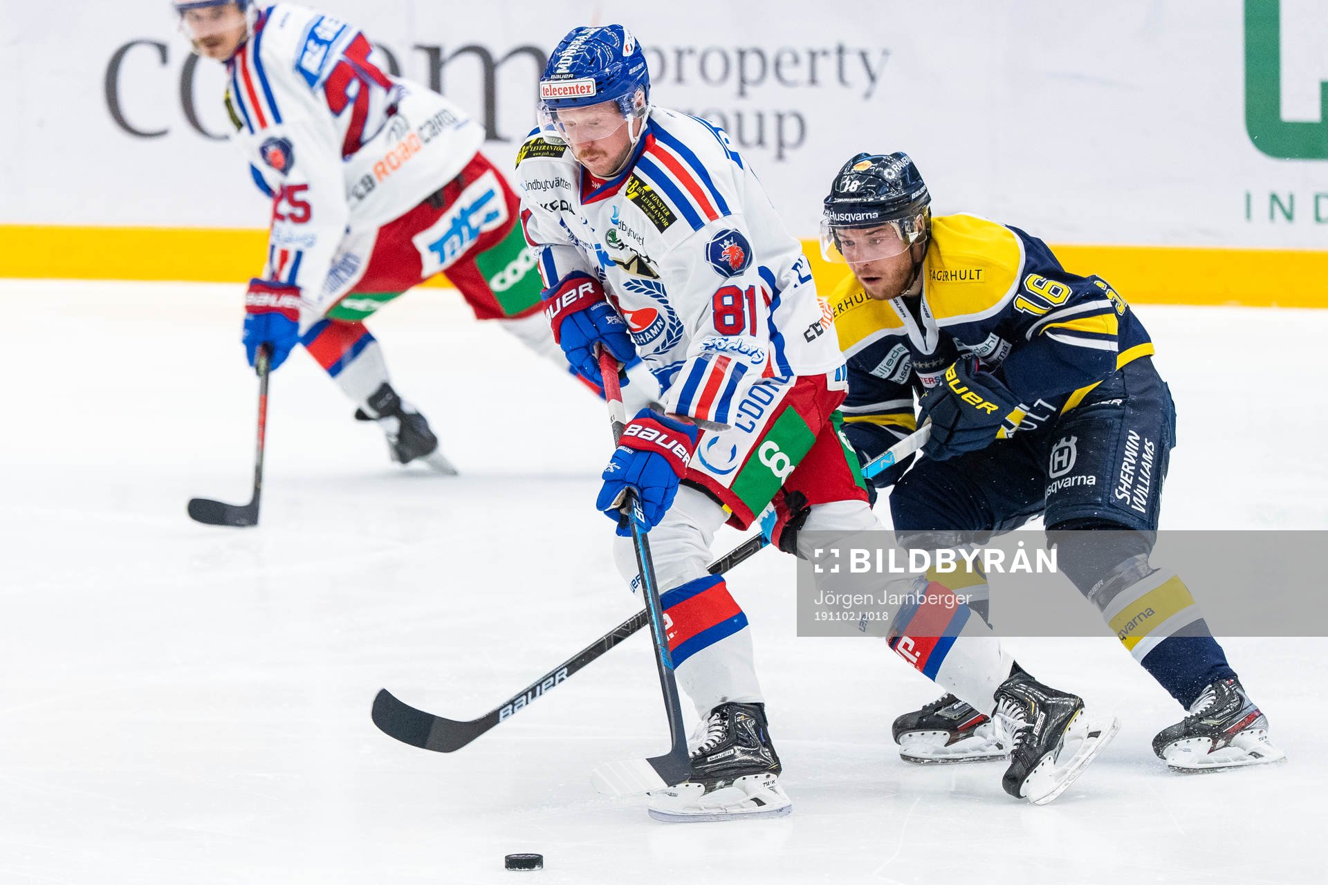 s Filip Sandberg i kamp om pucken