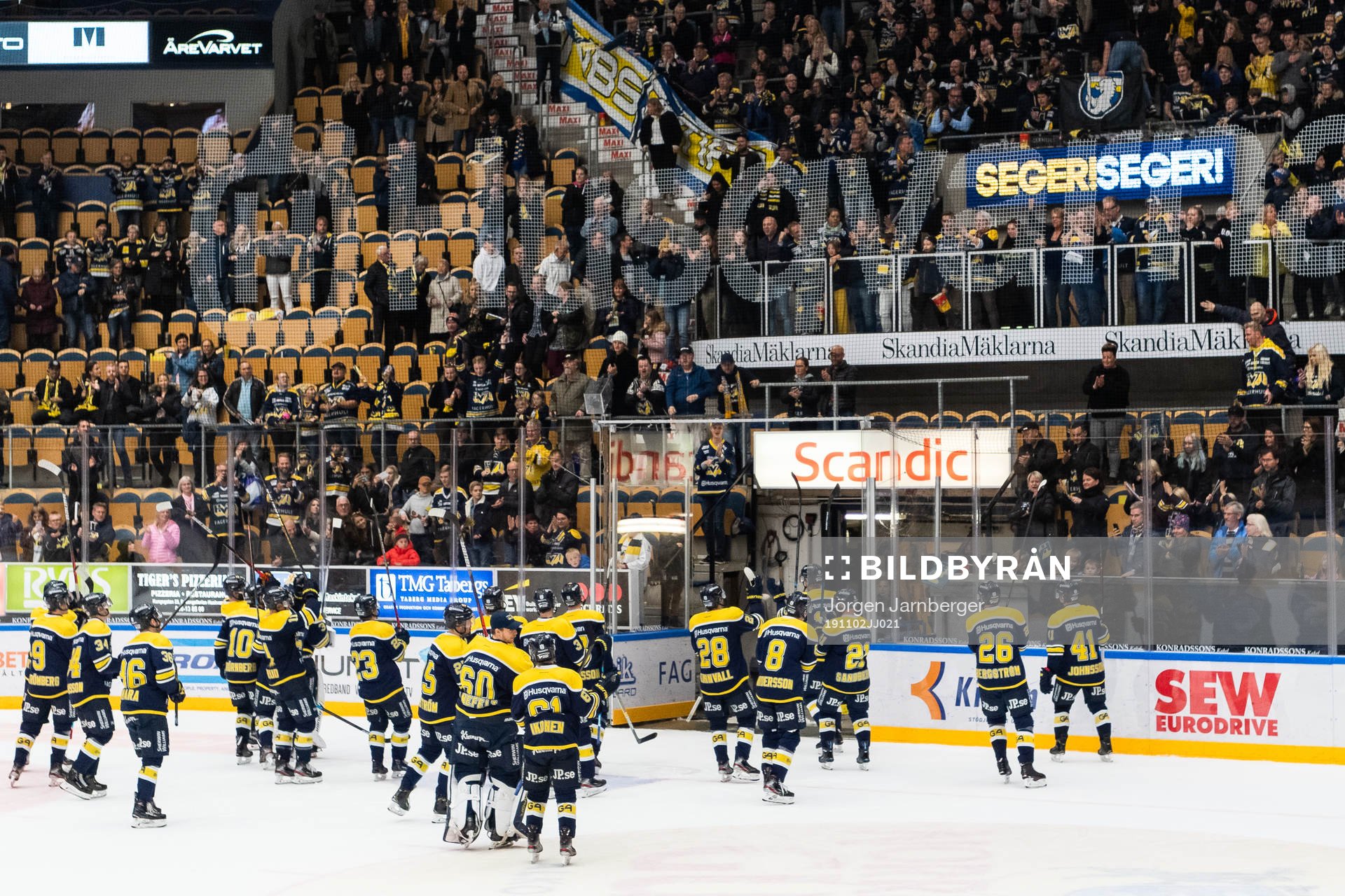 s spelare jublar med supportrarna