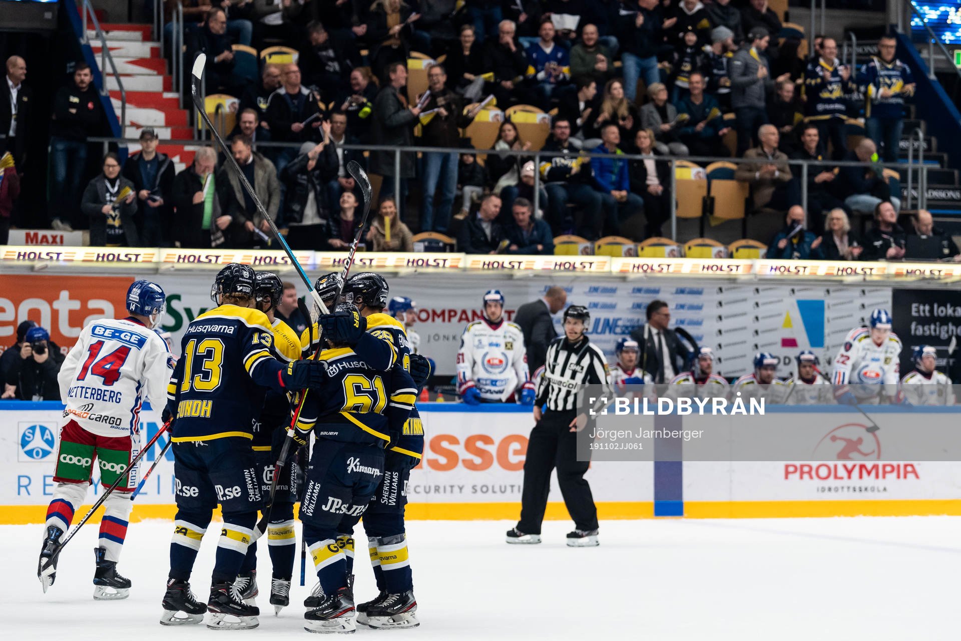 s Juuso Ikonen jublar med lagkamrater