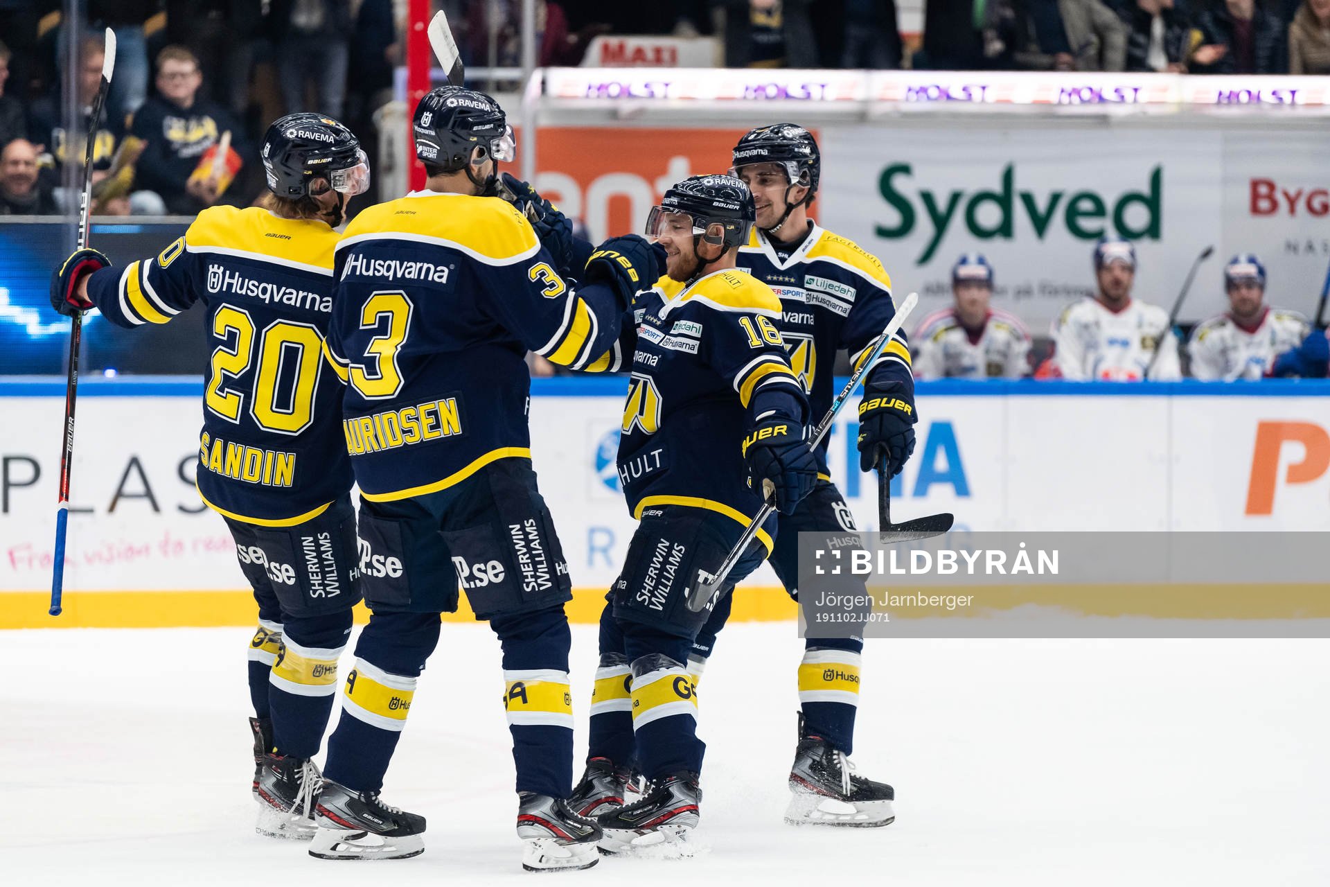 s Filip Sandberg jublar med Linus Sandin, Markus Lauridsen