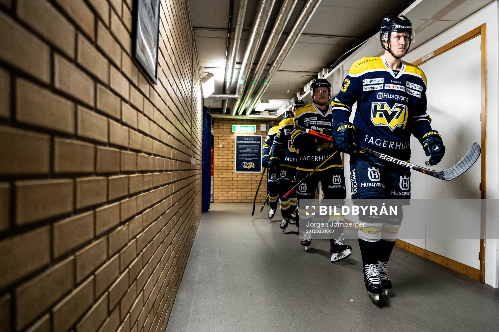 s spelare på vät in till uppvärmning med Oscar Sundh i