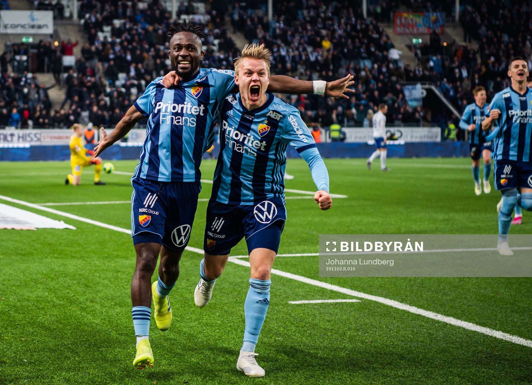 Djurgårdens Mohamed Buya Turay och Elliot Käck jublar