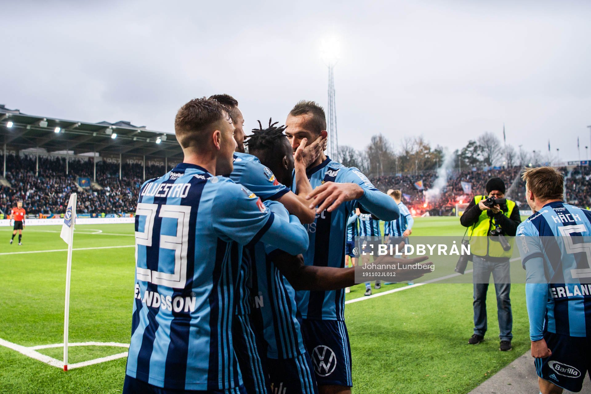 Djurgårdens Mohamed Buya Turay jublar med lagkamrater