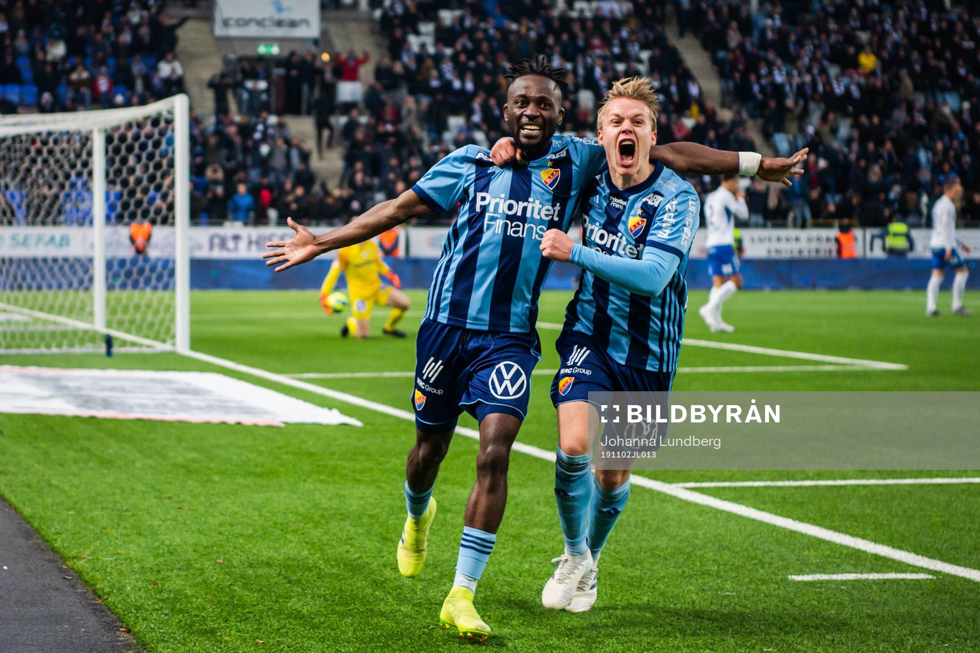 Djurgårdens Mohamed Buya Turay och Elliot Käck jublar