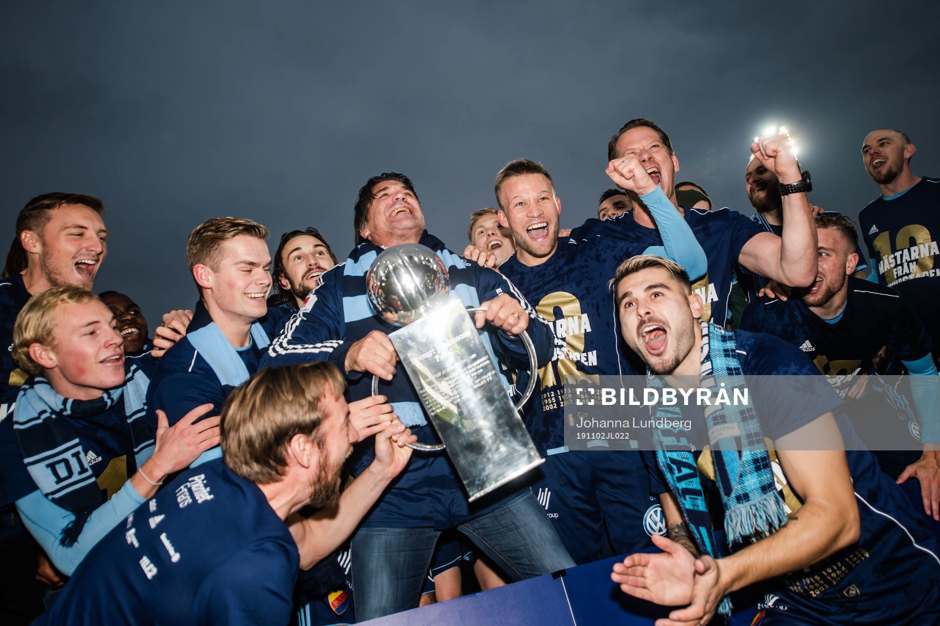 Djurgårdens sportchef Bosse Andersson jublar med Lennart