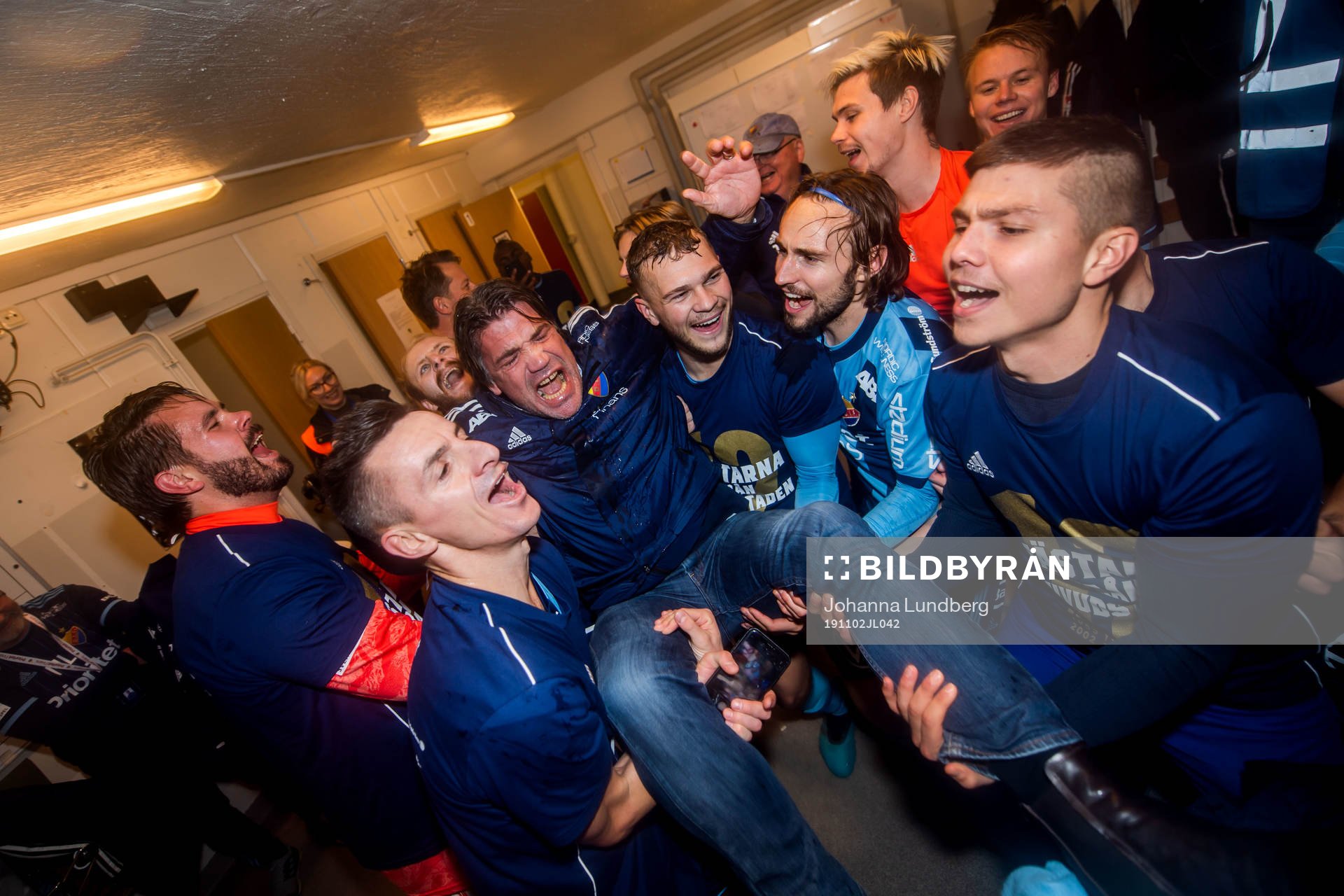 Djurgårdens sportchef Bosse Andersson hissas av Haris Radetinac, målvakt Tommi Vaiho, Jesper Karlström och Kevin Walker efter fotbollsmatchen i Allsvenskan mellan IFK Norrköping och Djurgården den 2 november 2019 i Norrköping.