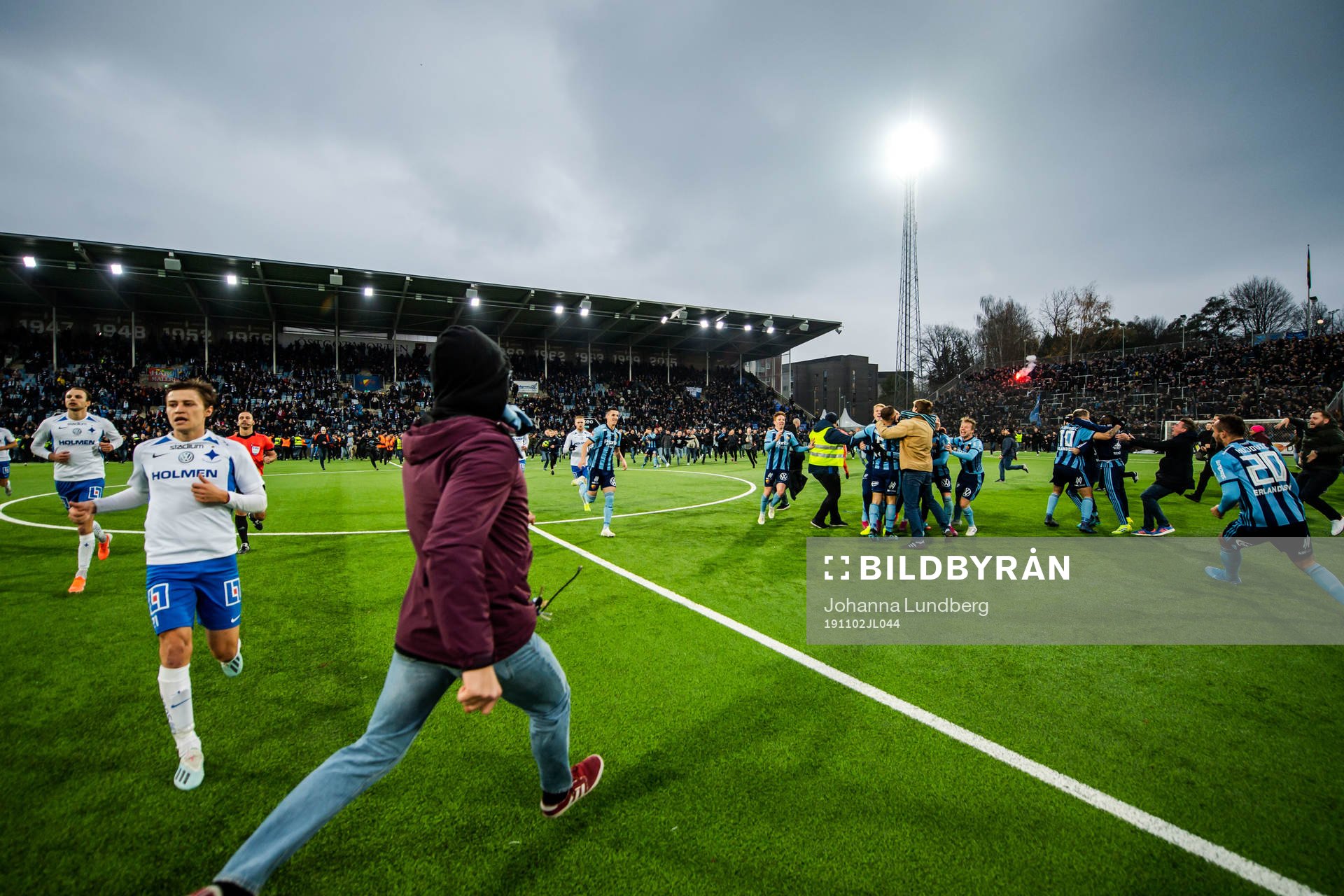 Djurgårdens supportar jublar med spelare