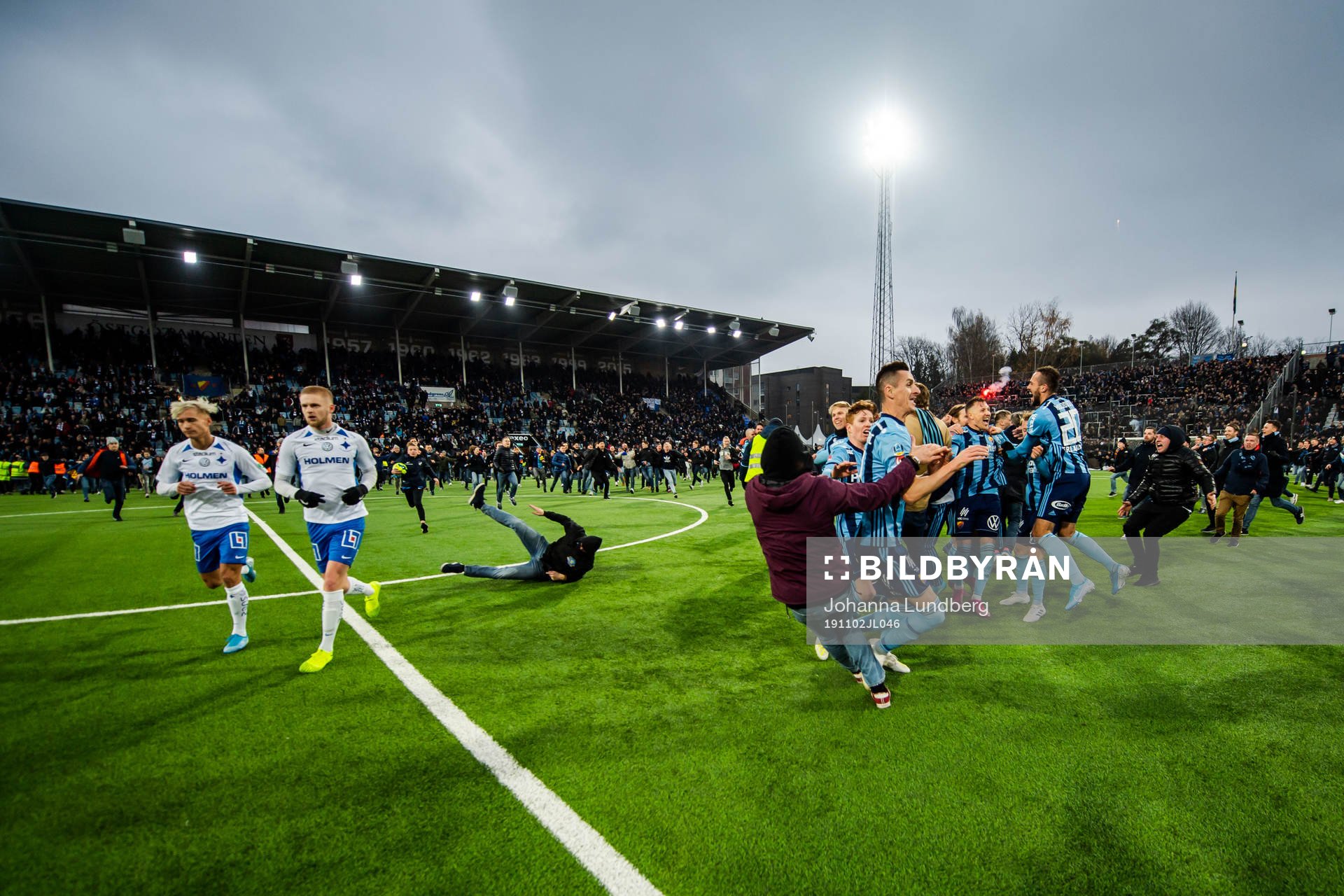 Djurgårdens supportar jublar med Haris Radetinac