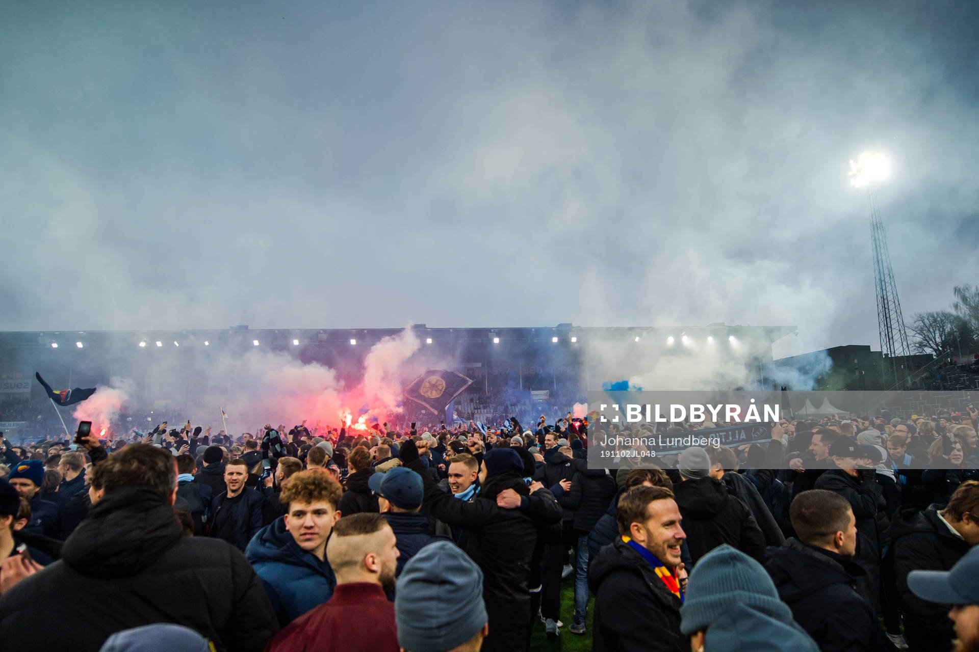 Djurgårdens supportar stormar planen