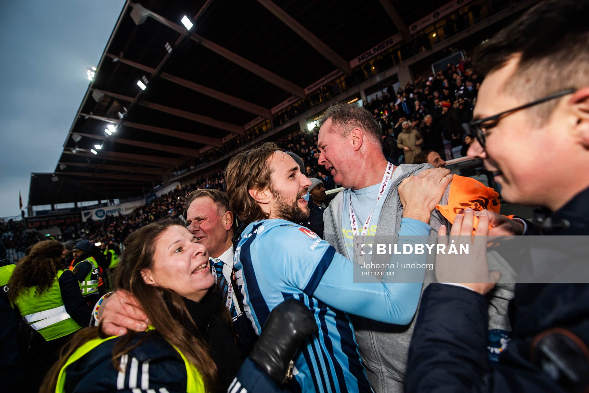 Djurgårdens Kevin Walker jublar med VD Henrik Berggren