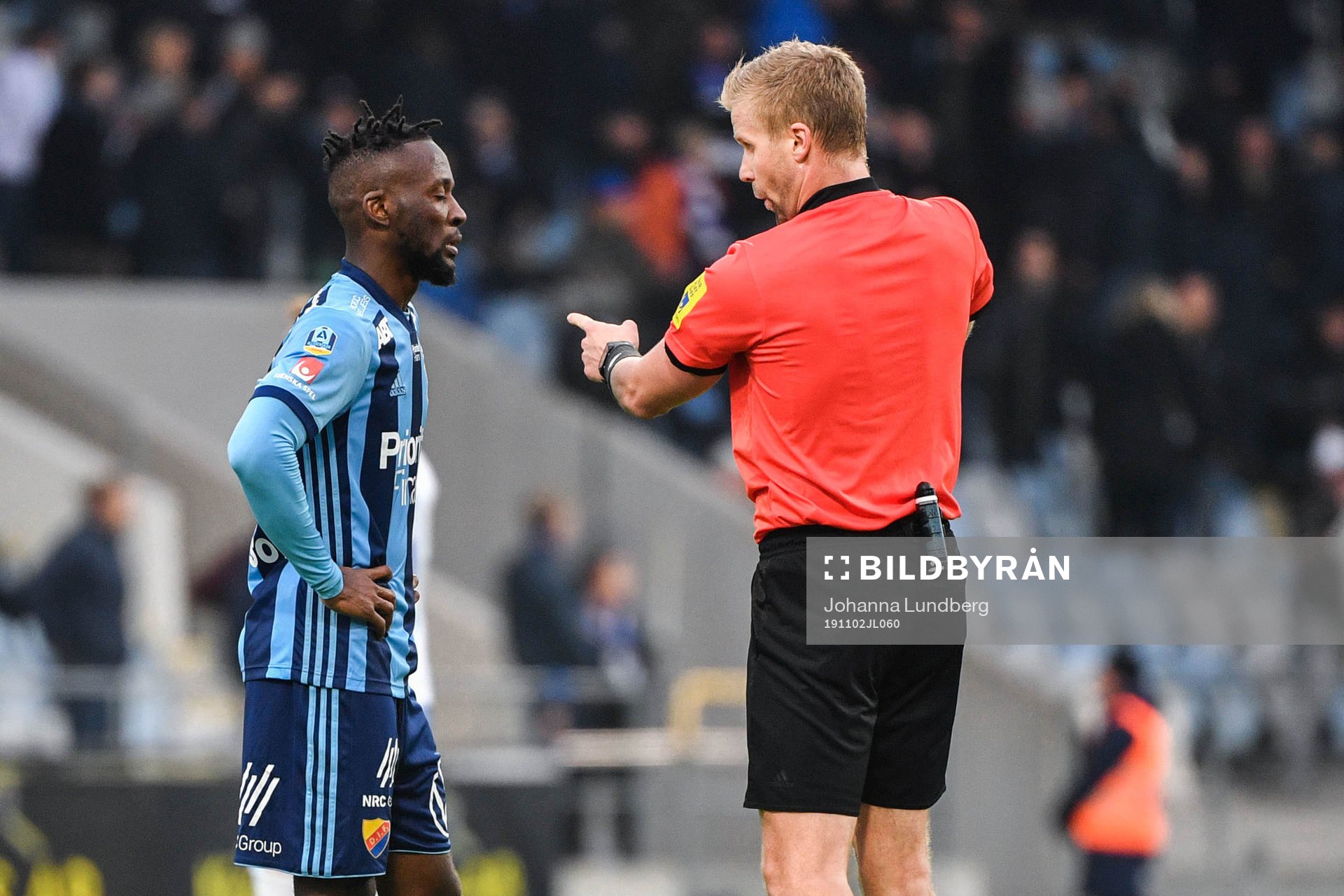 Djurgårdens Mohamed Buya Turay i samtal med domare Glenn