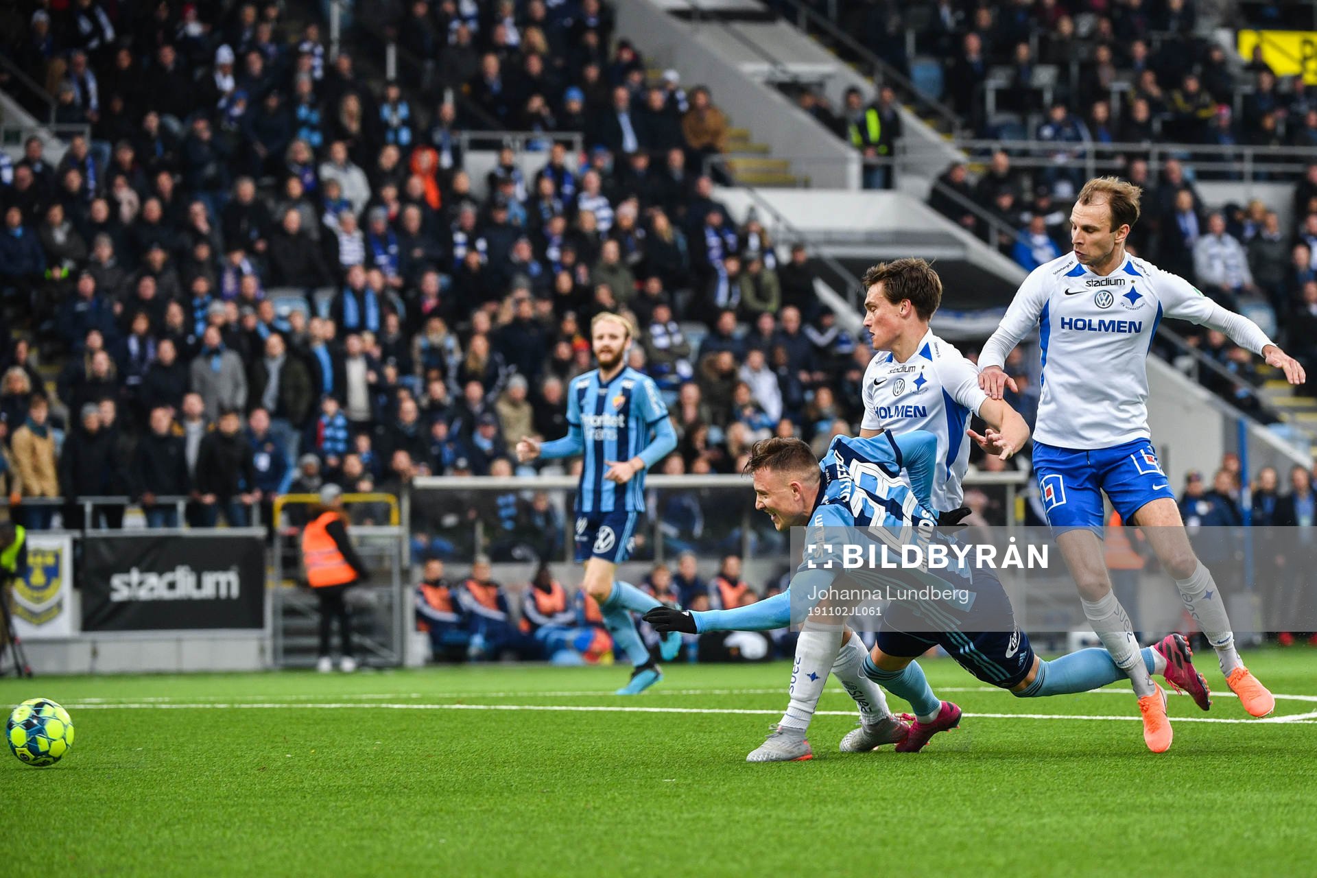 Djurgårdens Fredrik Ulvestad faller i en kamp med IFK Norrköpings Rasmus Lauritsen och Lars Krogh Gerson under fotbollsmatchen i Allsvenskan mellan IFK Norrköping och Djurgården den 2 november 2019 i Norrköping.