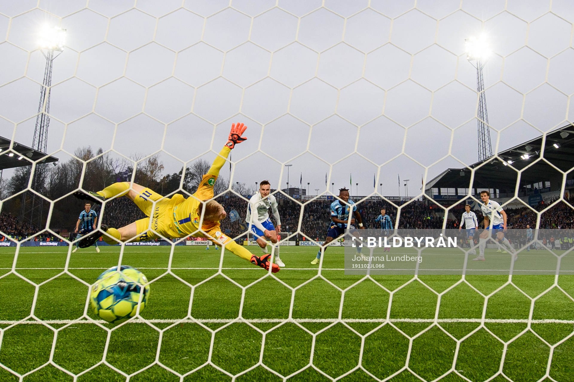 Djurgårdens Mohamed Buya Turay gör 2-2 bakom IFK