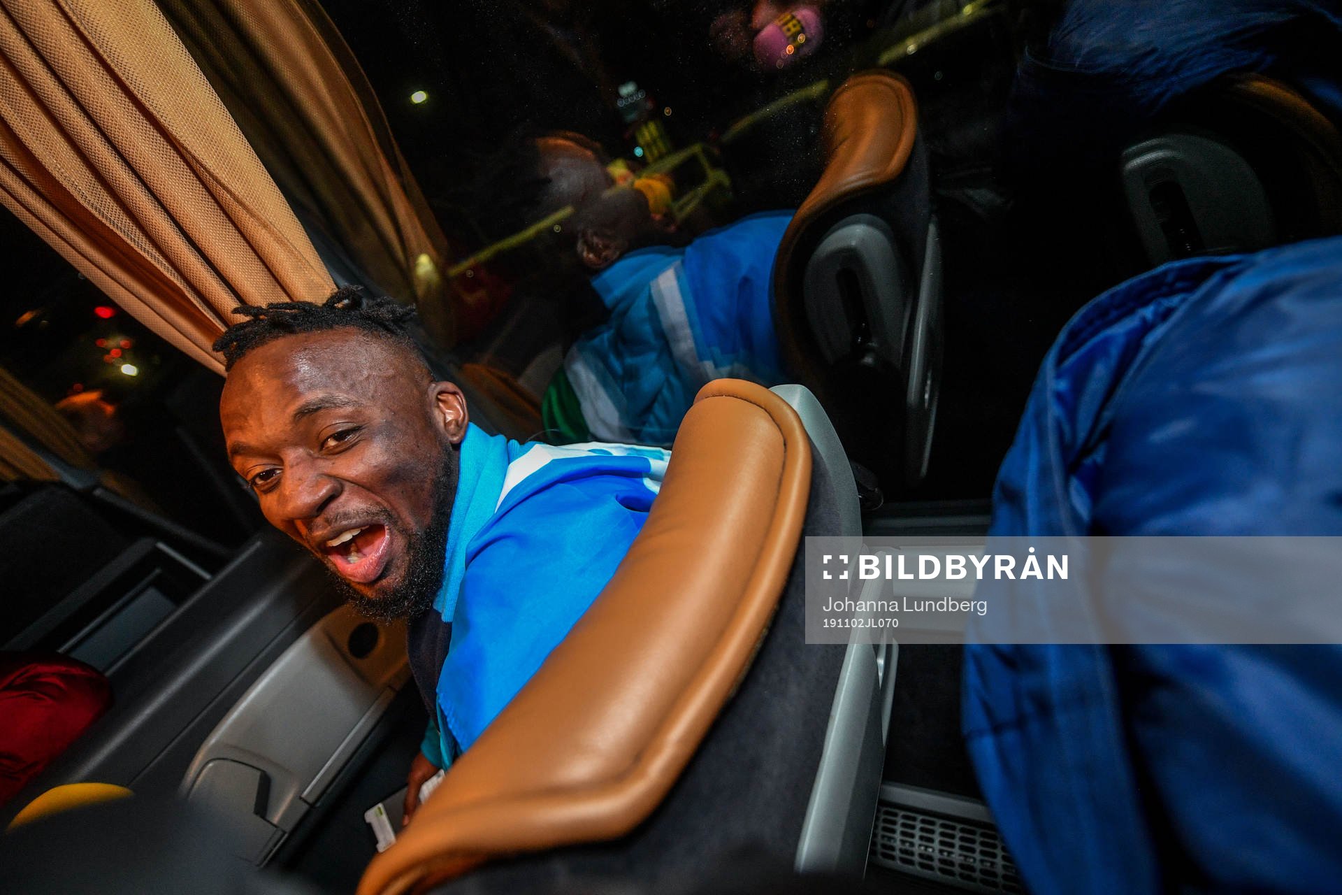 Djurgårdens Mohamed Buya Turay jublar på spelarbussen efter fotbollsmatchen i Allsvenskan mellan IFK Norrköping och Djurgården den 2 november 2019 i Norrköping.