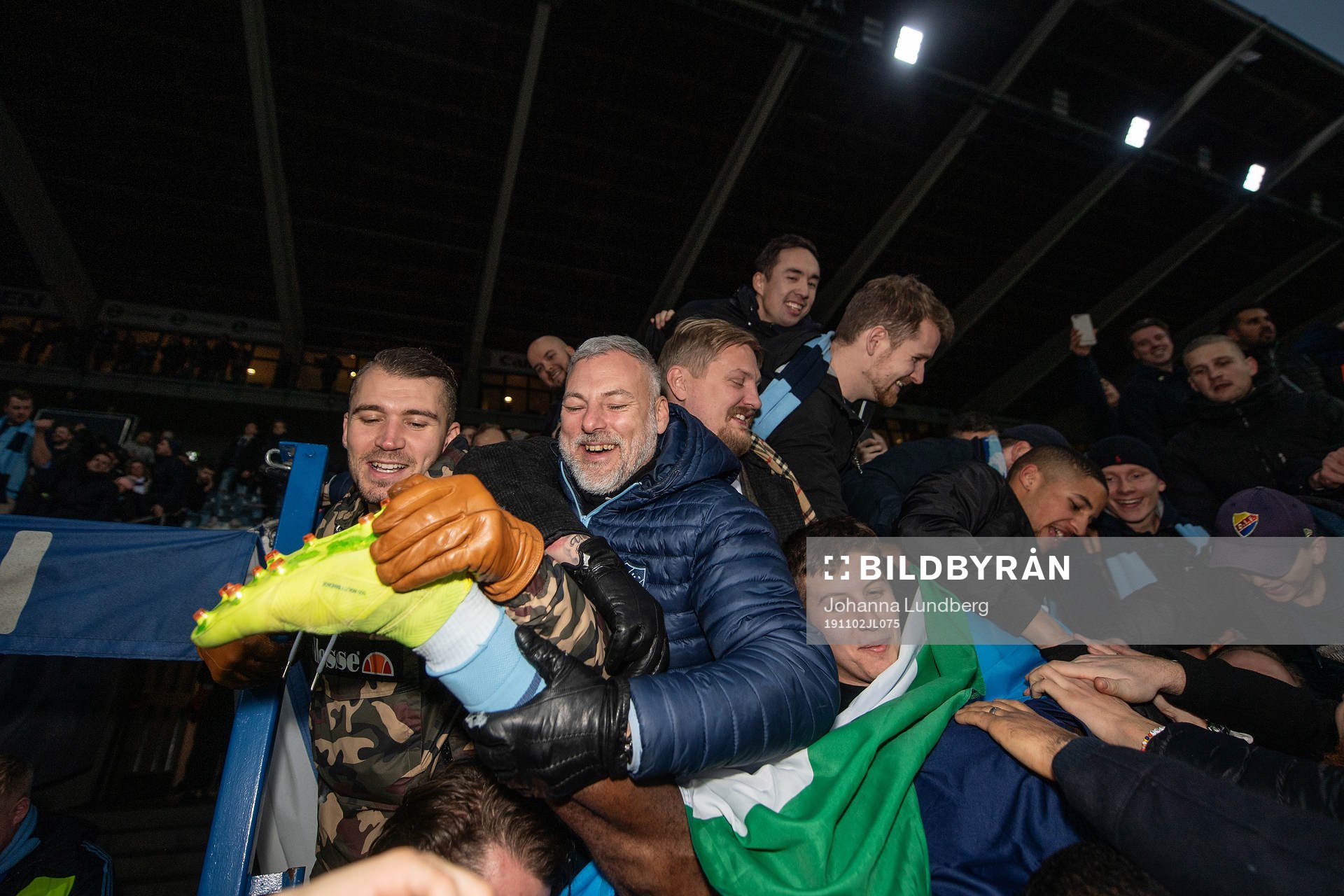Djurgårdens Mohamed Buya Turay firar med publiken