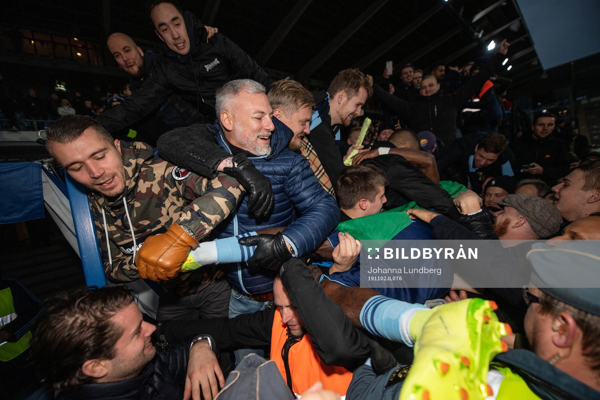 Djurgårdens Mohamed Buya Turay firar med publiken