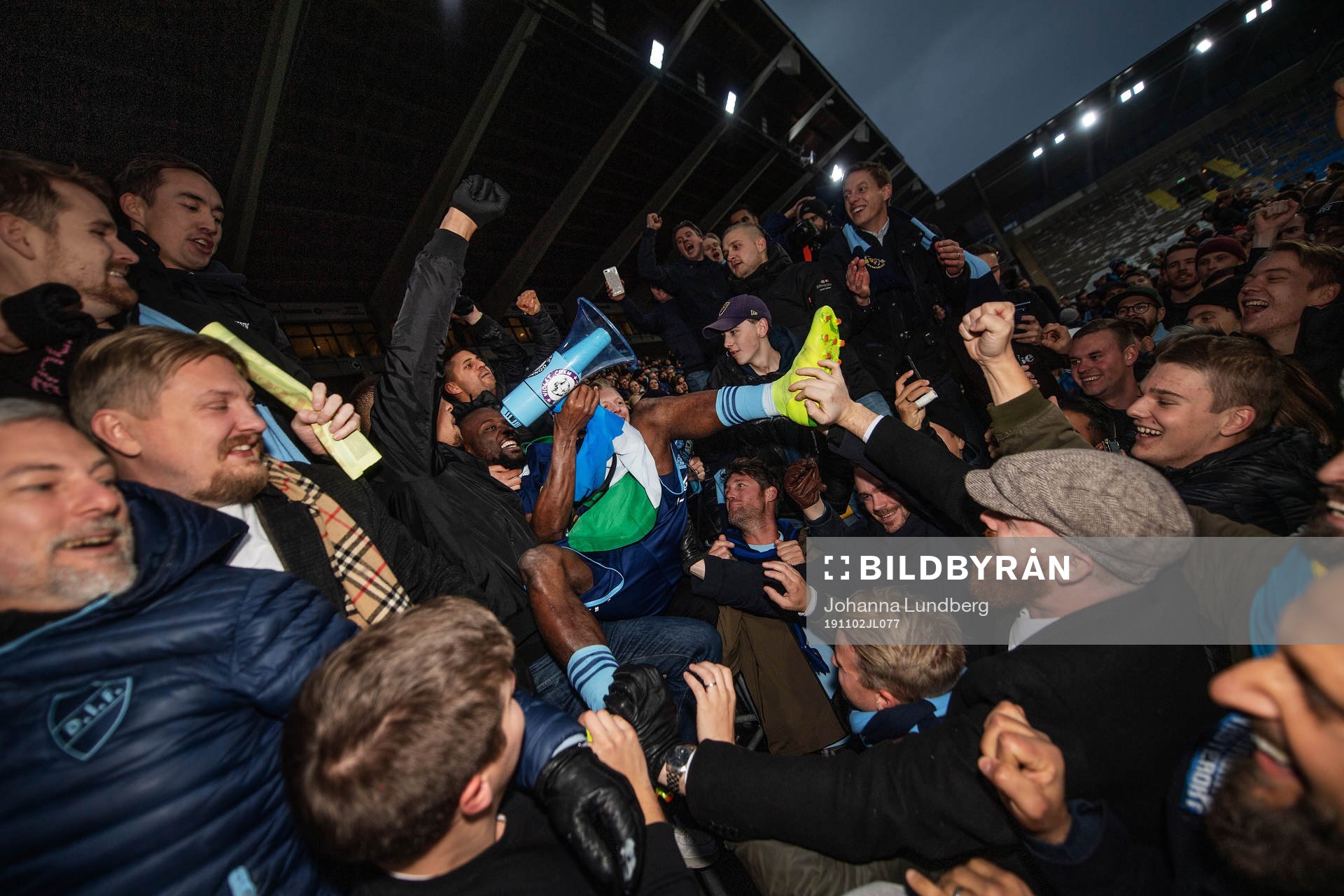 Djurgårdens Mohamed Buya Turay firar med publiken