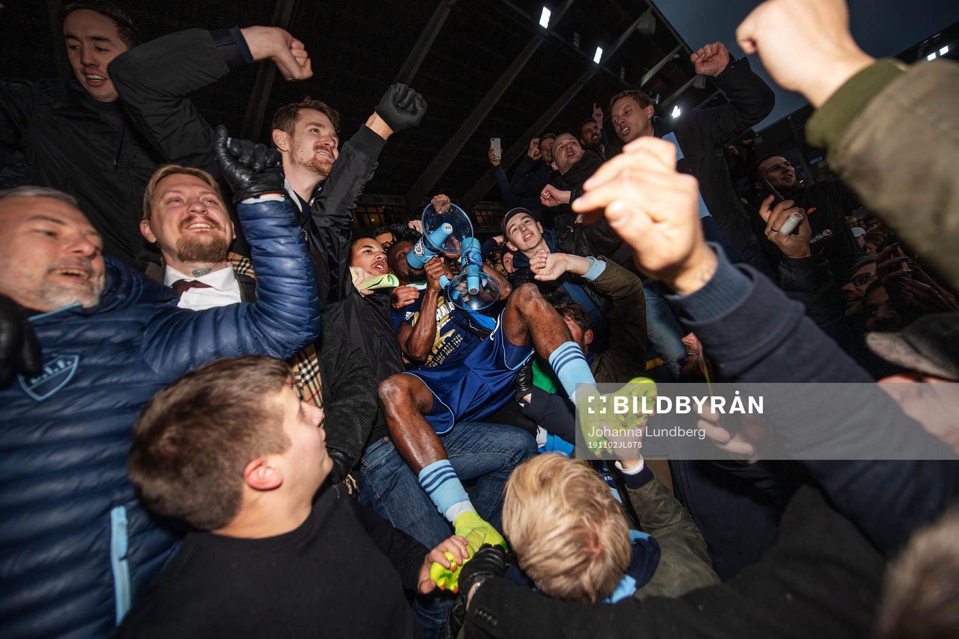 Djurgårdens Mohamed Buya Turay firar med publiken