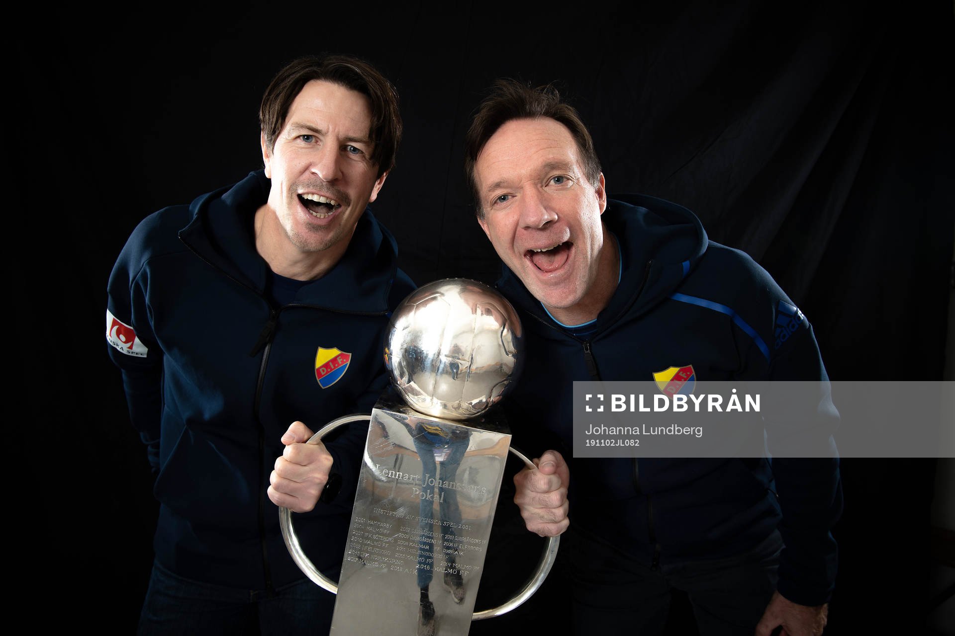 Djurgårdens tränare Kim Bergstrand och Thomas Lagerlöf jublar med Lennart Johanssons pokal under fotbollsmatchen i Allsvenskan mellan IFK Norrköping och Djurgården den 2 november 2019 i Norrköping.