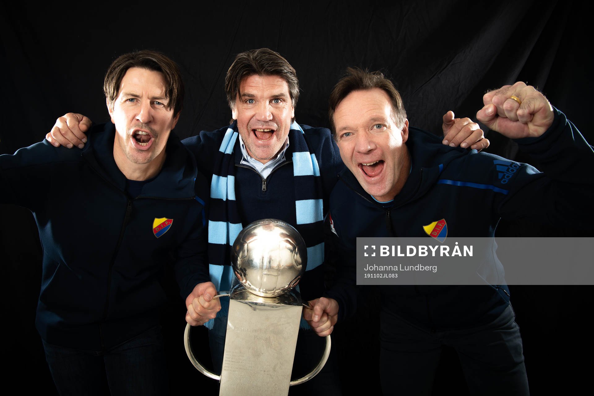 Djurgårdens tränare Kim Bergstrand, sportchef Bosse Andersson och tränare Thomas Lagerlöf jublar med Lennart Johanssons pokal under fotbollsmatchen i Allsvenskan mellan IFK Norrköping och Djurgården den 2 november 2019 i Norrköping.

