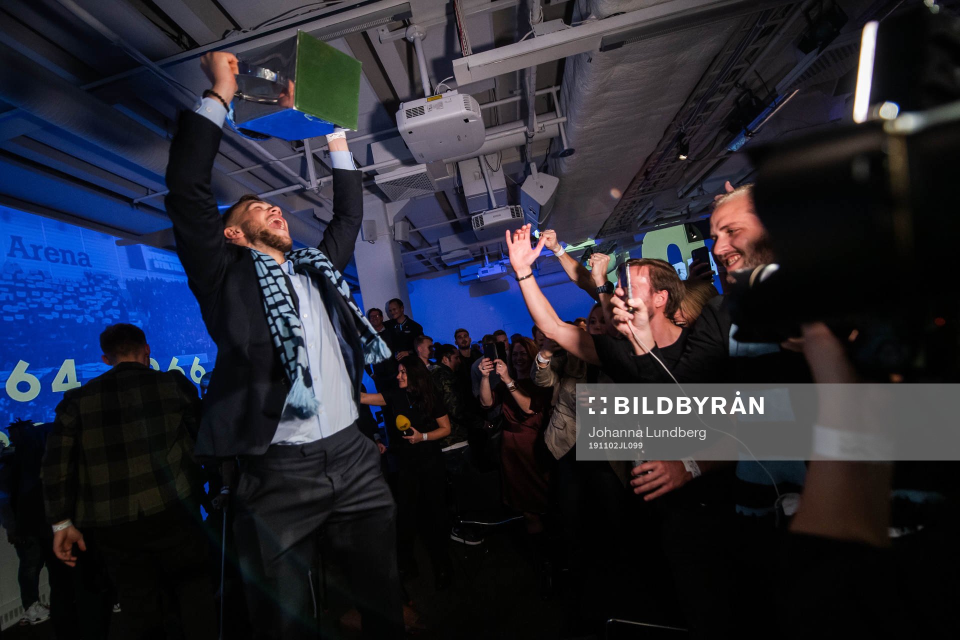 Jesper Karlström lyfter Lennart Johanssons pokal under Djurgårdens guldfirande den 2 november 2019 i Stockholm.