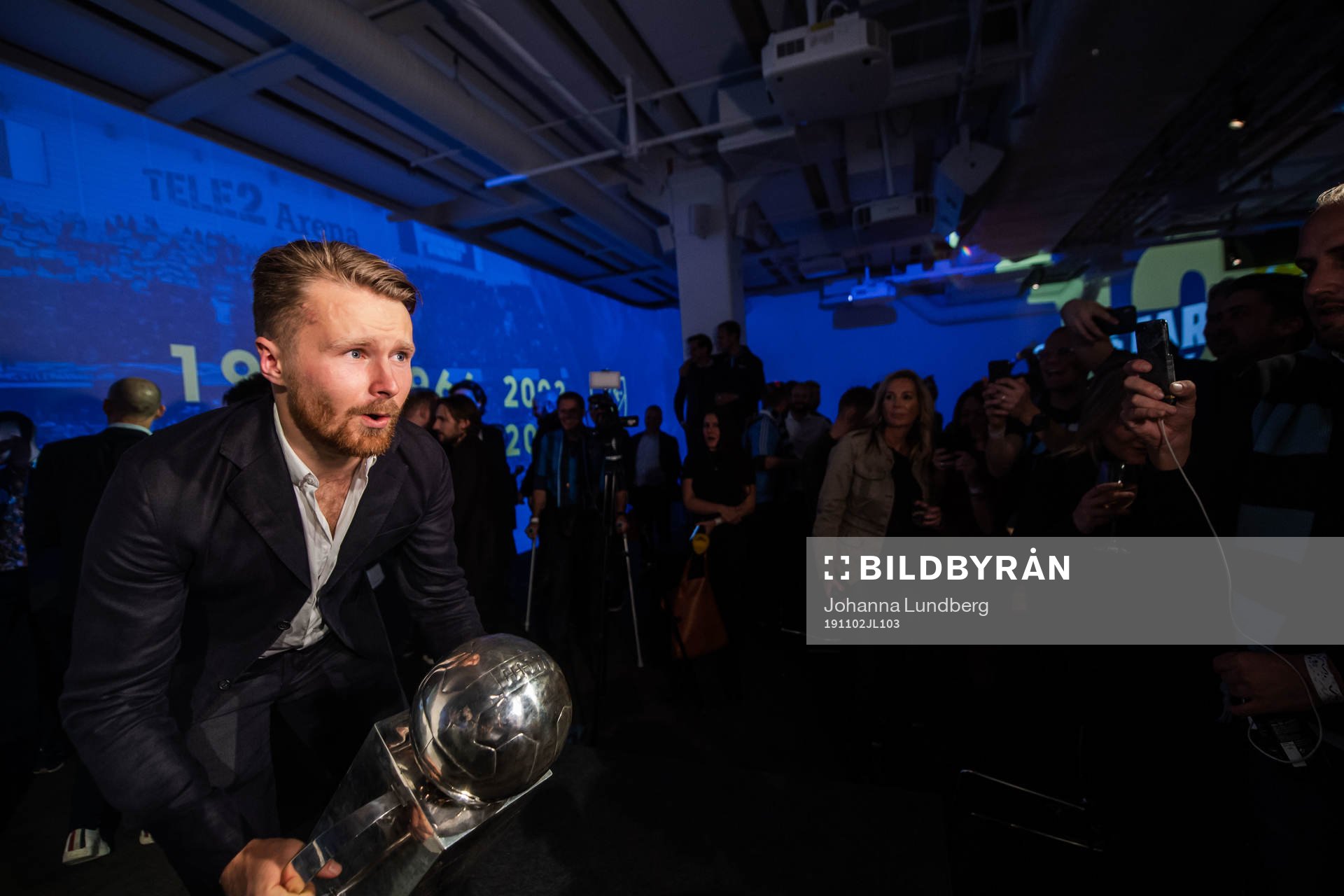 Jacob Une Larsson lyfter Lennart Johanssons pokal