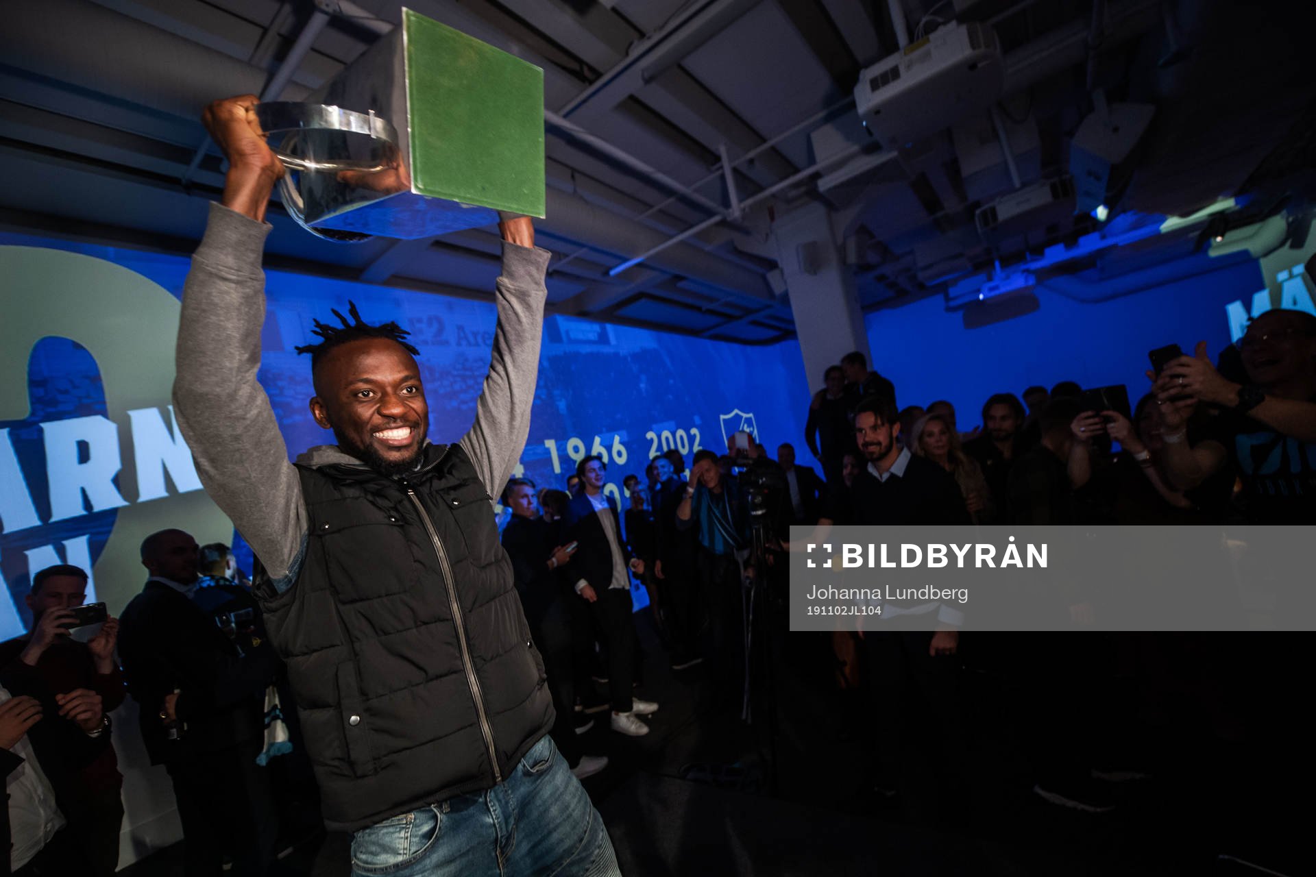 Mohamed Buya Turay lyfter Lennart Johanssons pokal