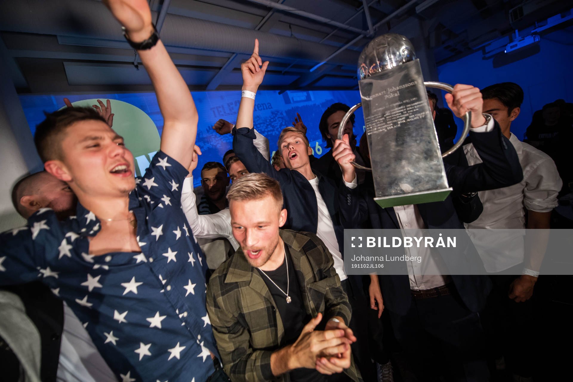 Spelarna jublar med Lennart Johanssons pokal