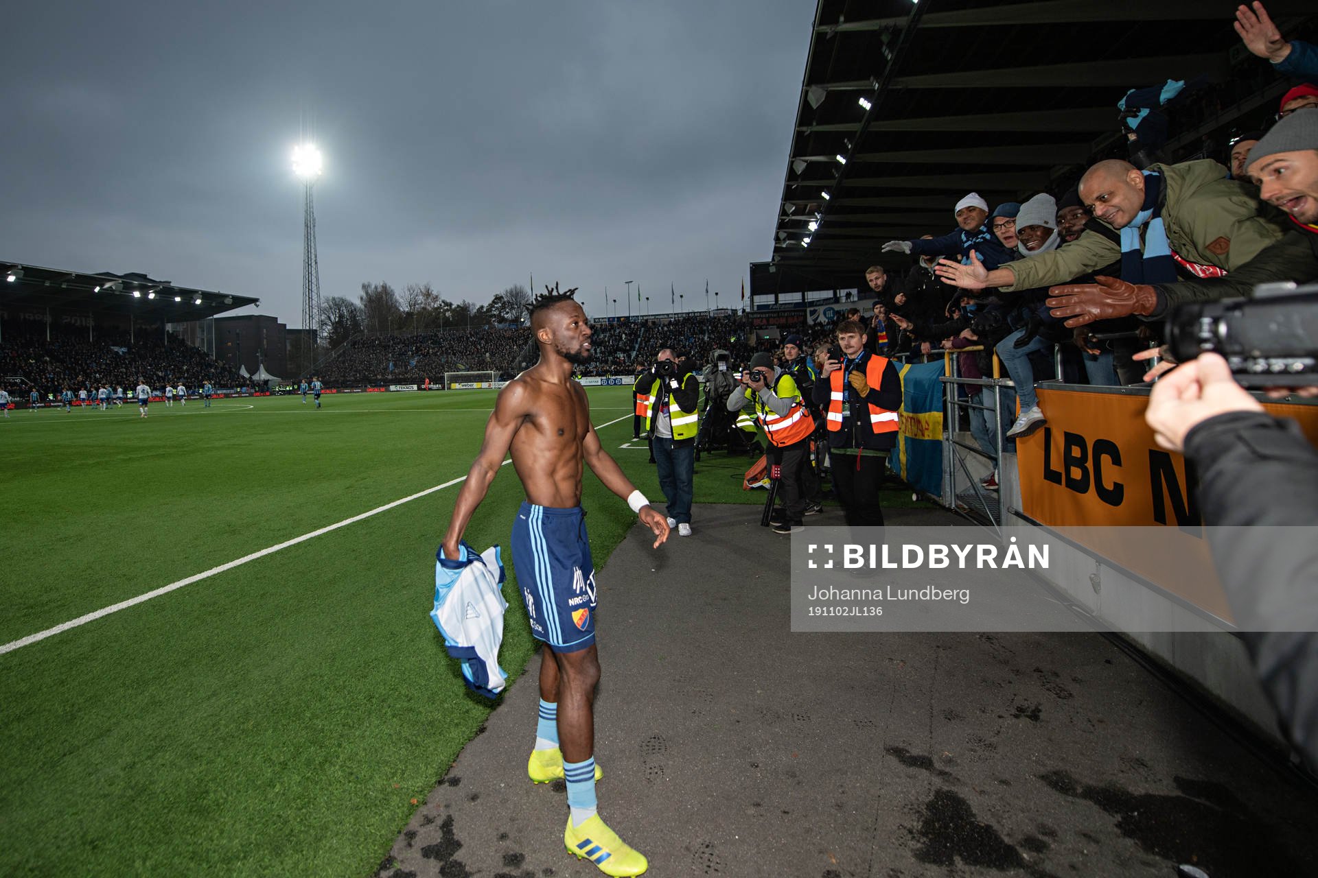 Djurgårdens Mohamed Buya Turay tackar supportrarna när