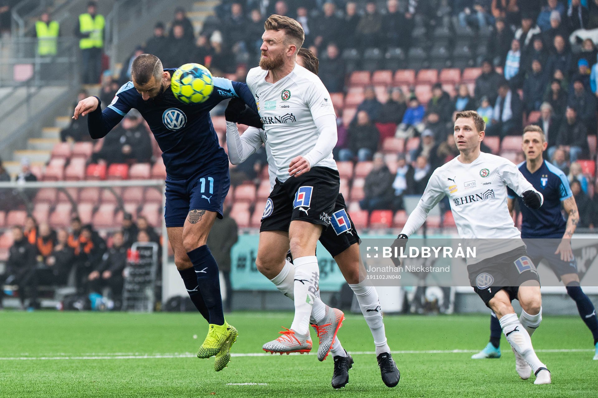 Malmö FFs Guillermo Molins och Örebros Michael Almebäck under fotbollsmatchen i Allsvenskan mellan Örebro och Malmö FF den 2 november 2019 i Örebro.