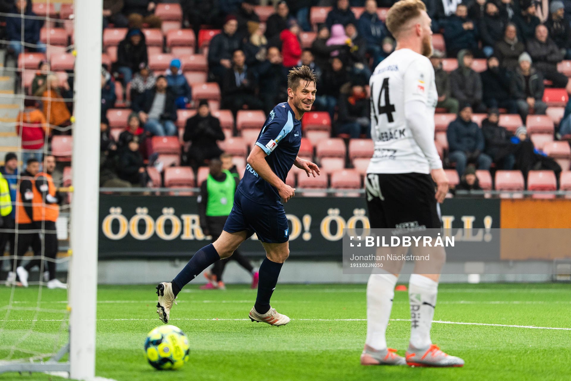 Malmö FFs Markus Rosenberg jublar efter 0-5 under fotbollsmatchen i Allsvenskan mellan Örebro och Malmö FF den 2 november 2019 i Örebro.