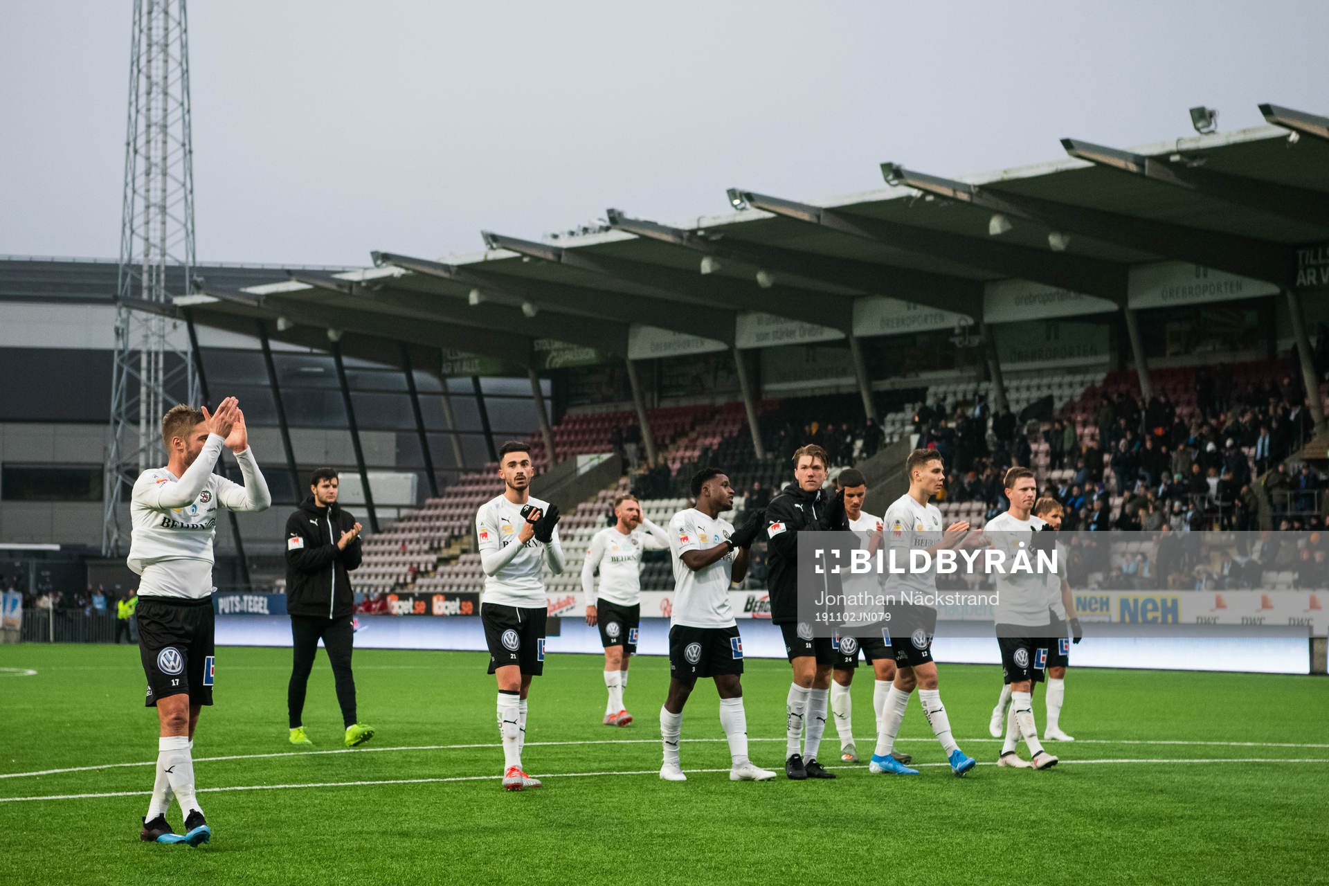 Örebros spelare tackar publiken