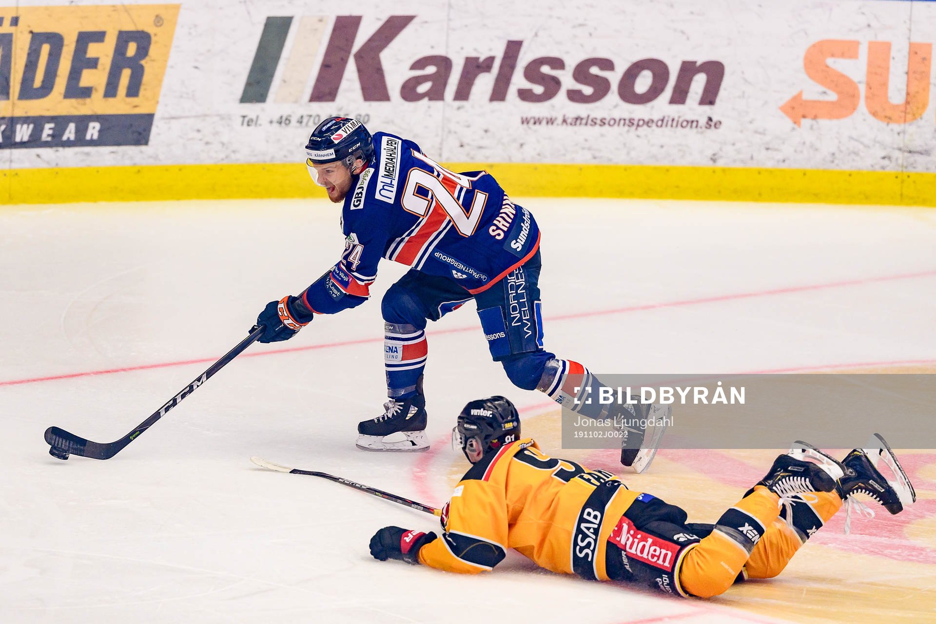 Luleås Austin Farley ligger på isen när Växjös Brendan