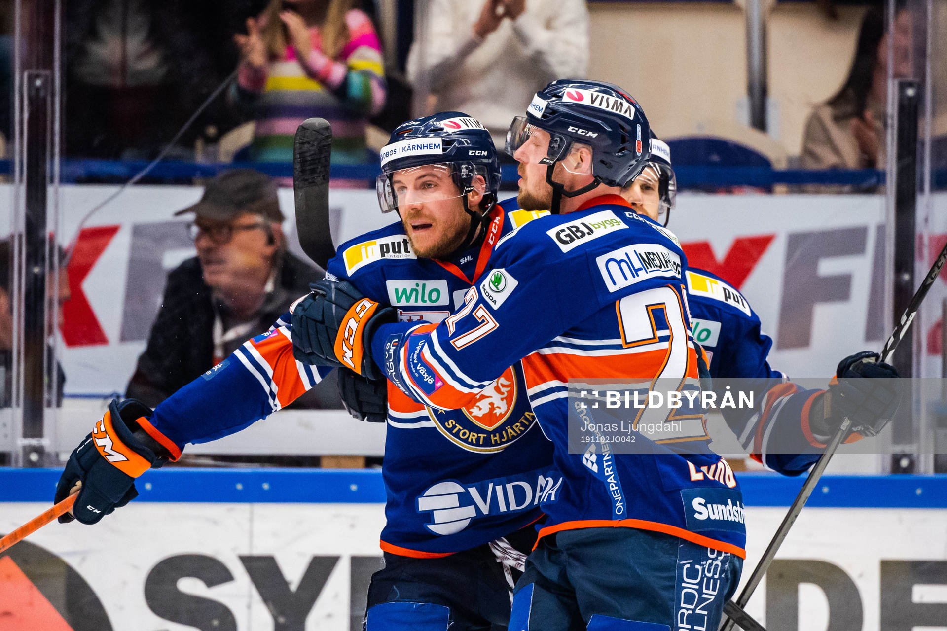 Växjös Erik Josefsson jublar med lagkamrater