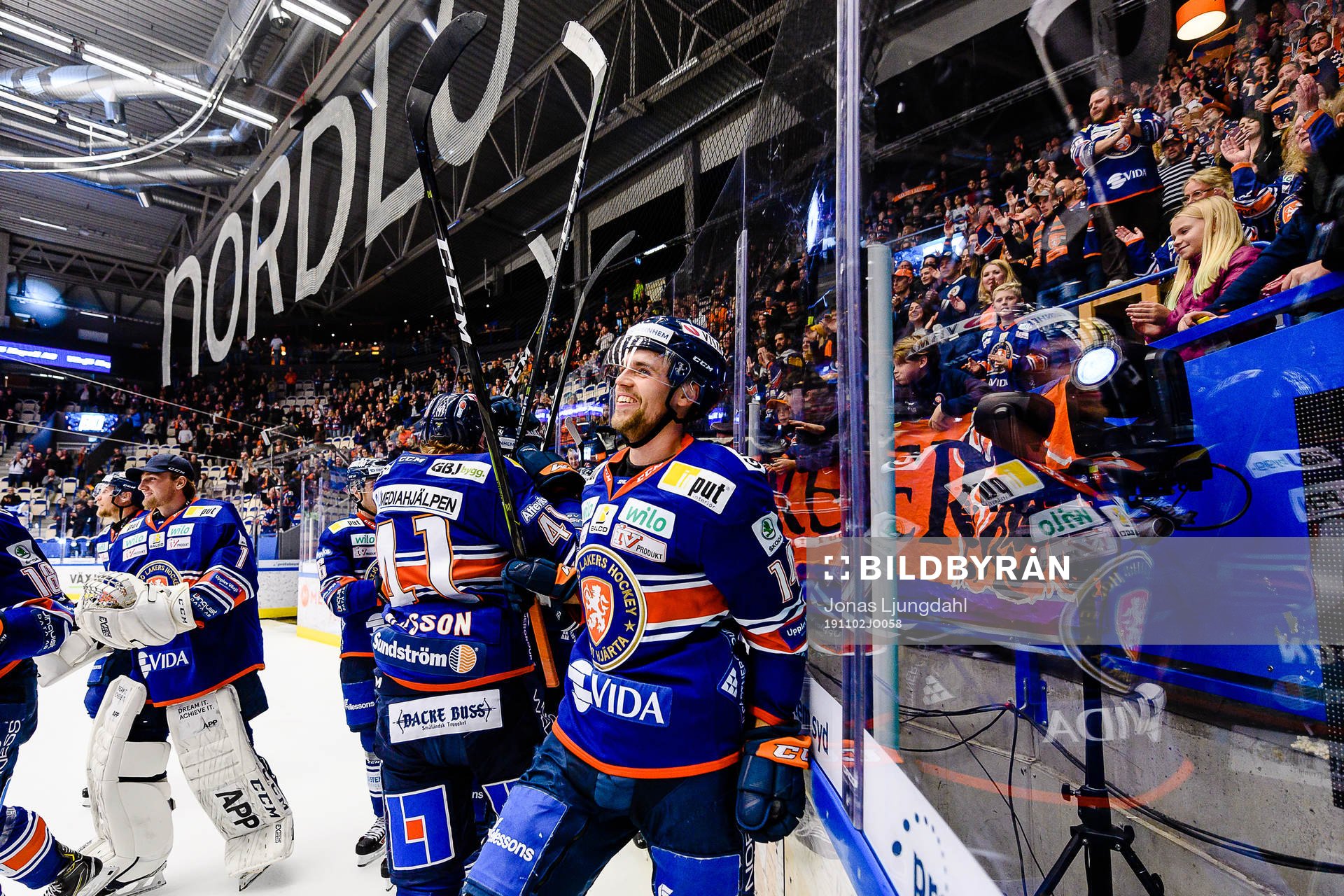 Växjös Emil Pettersson jublar framför fansen