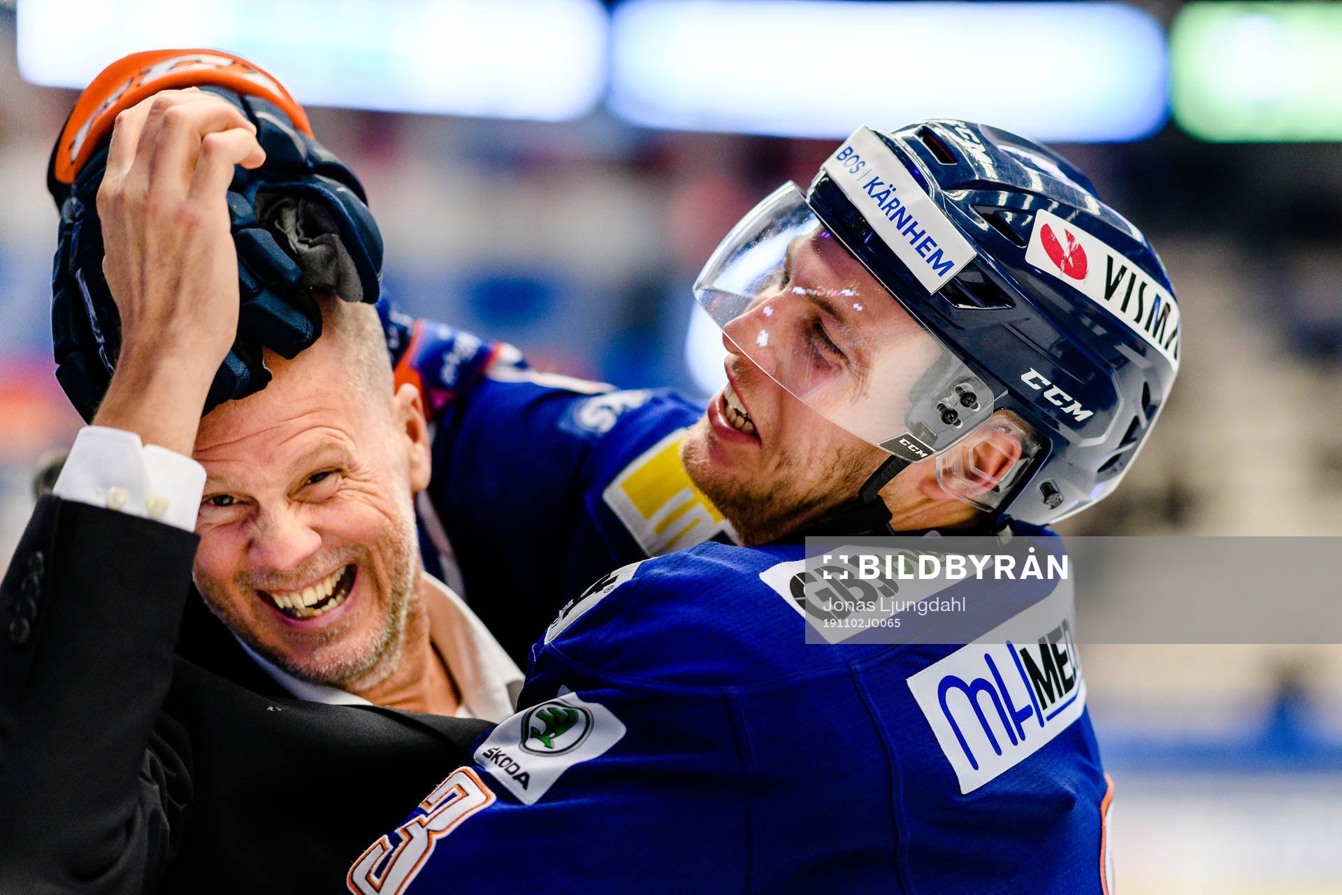 Växjös Oliver Bohm jublar med Växjös Fredrik Sandberg