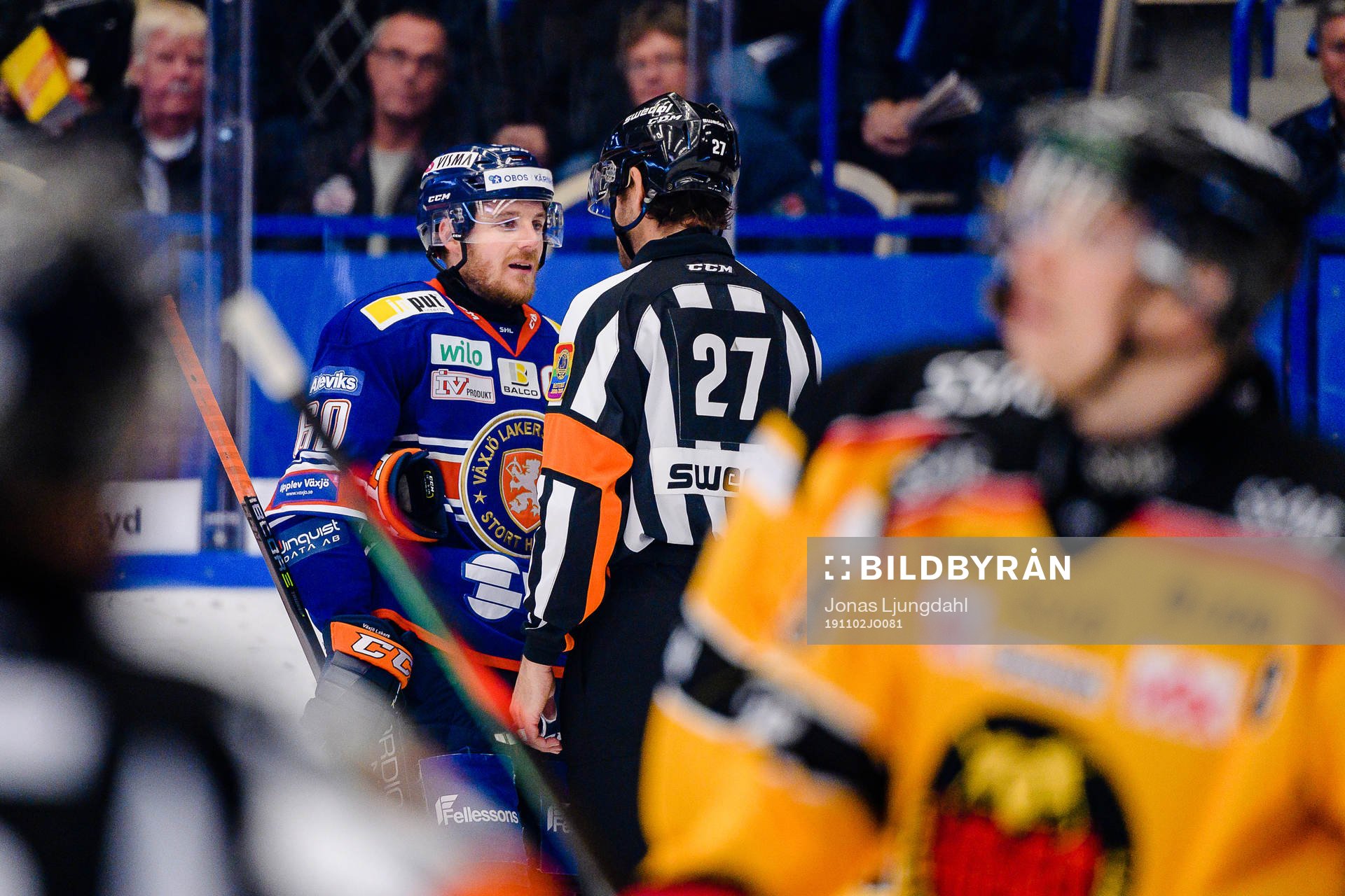 Växjös Erik Josefsson pratar med Domare Mikael Sjöqvist