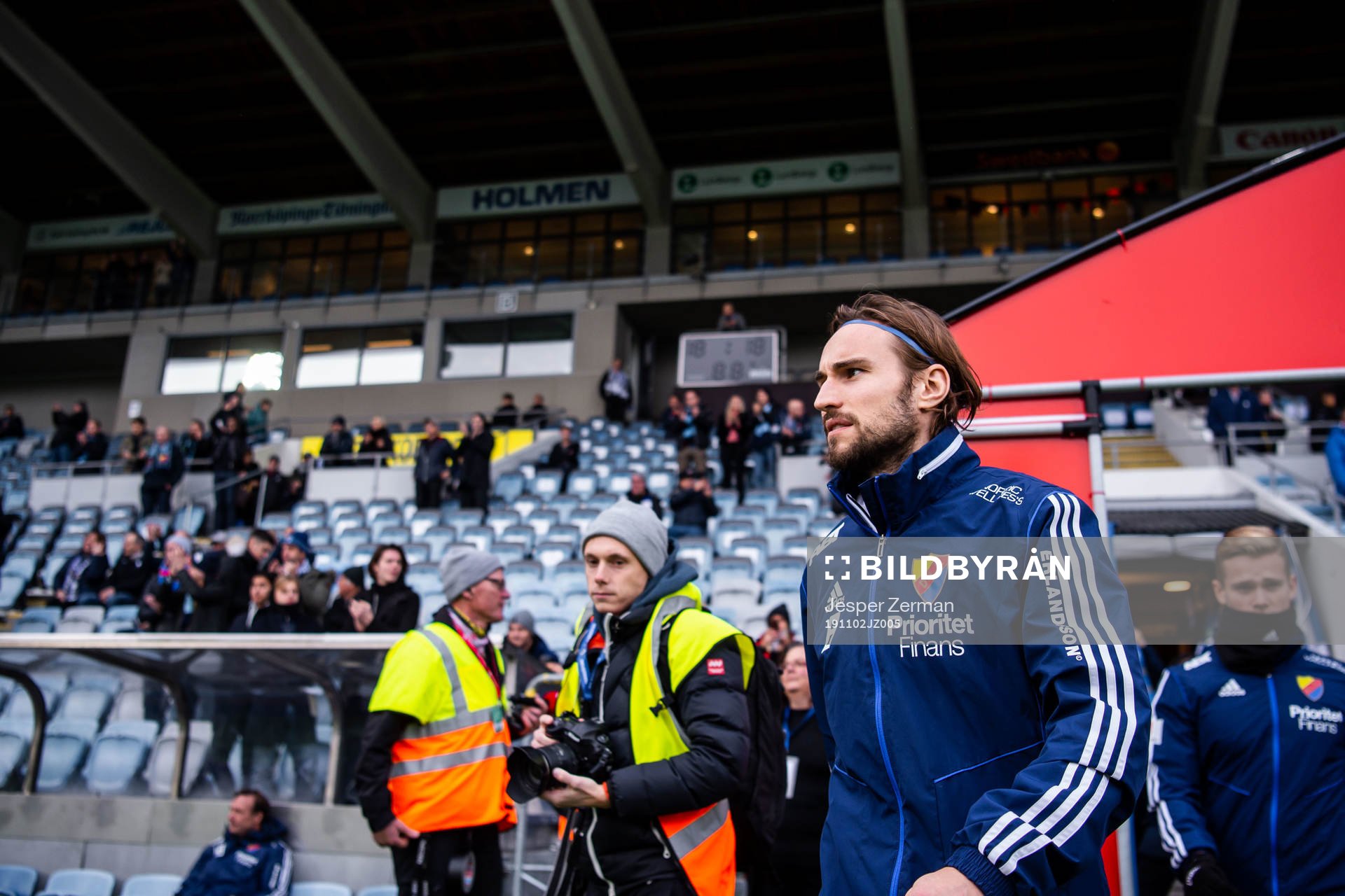 Djurgårdens Kevin Walker imför fotbollsmatchen i
