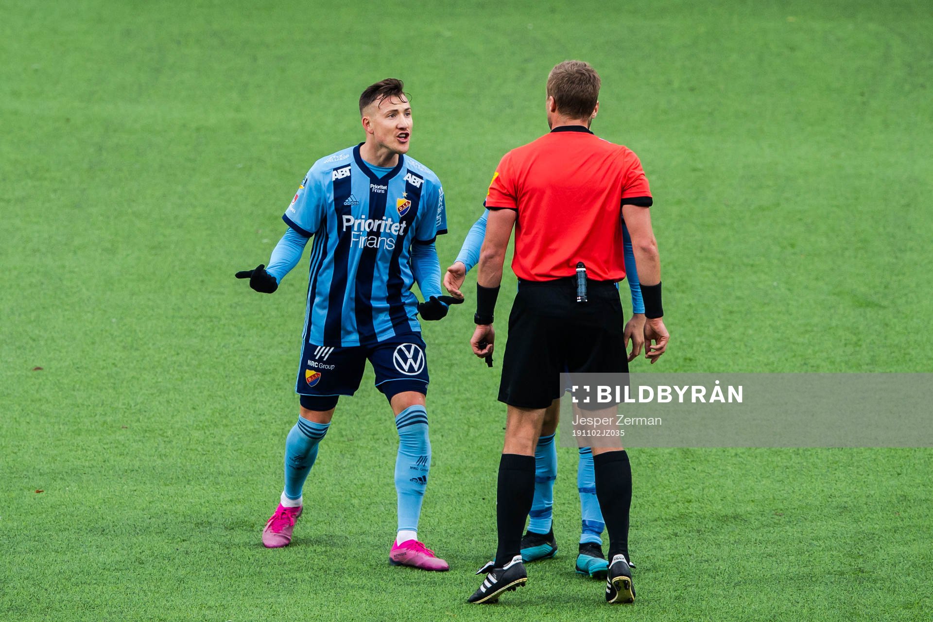 Djurgårdens Fredrik Ulvestad i samtal med domare Glenn