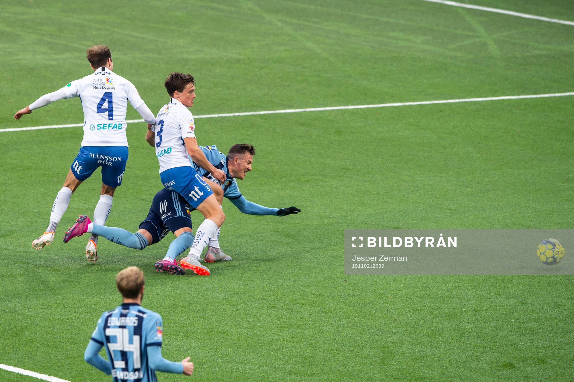 Djurgårdens Fredrik Ulvestad faller i kamp med IFK Norrköpings Lars Krogh Gerson och Rasmus Lauritsen under fotbollsmatchen i Allsvenskan mellan IFK Norrköping och Djurgården den 2 november 2019 i Norrköping.