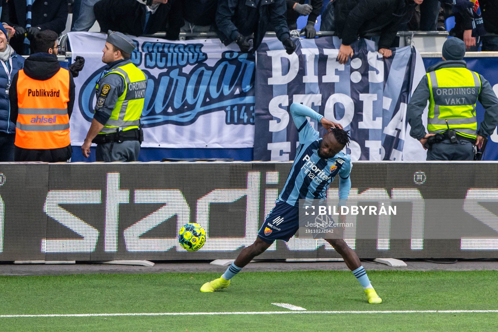 Djurgårdens Mohamed Buya Turay reagerar på ett domslut