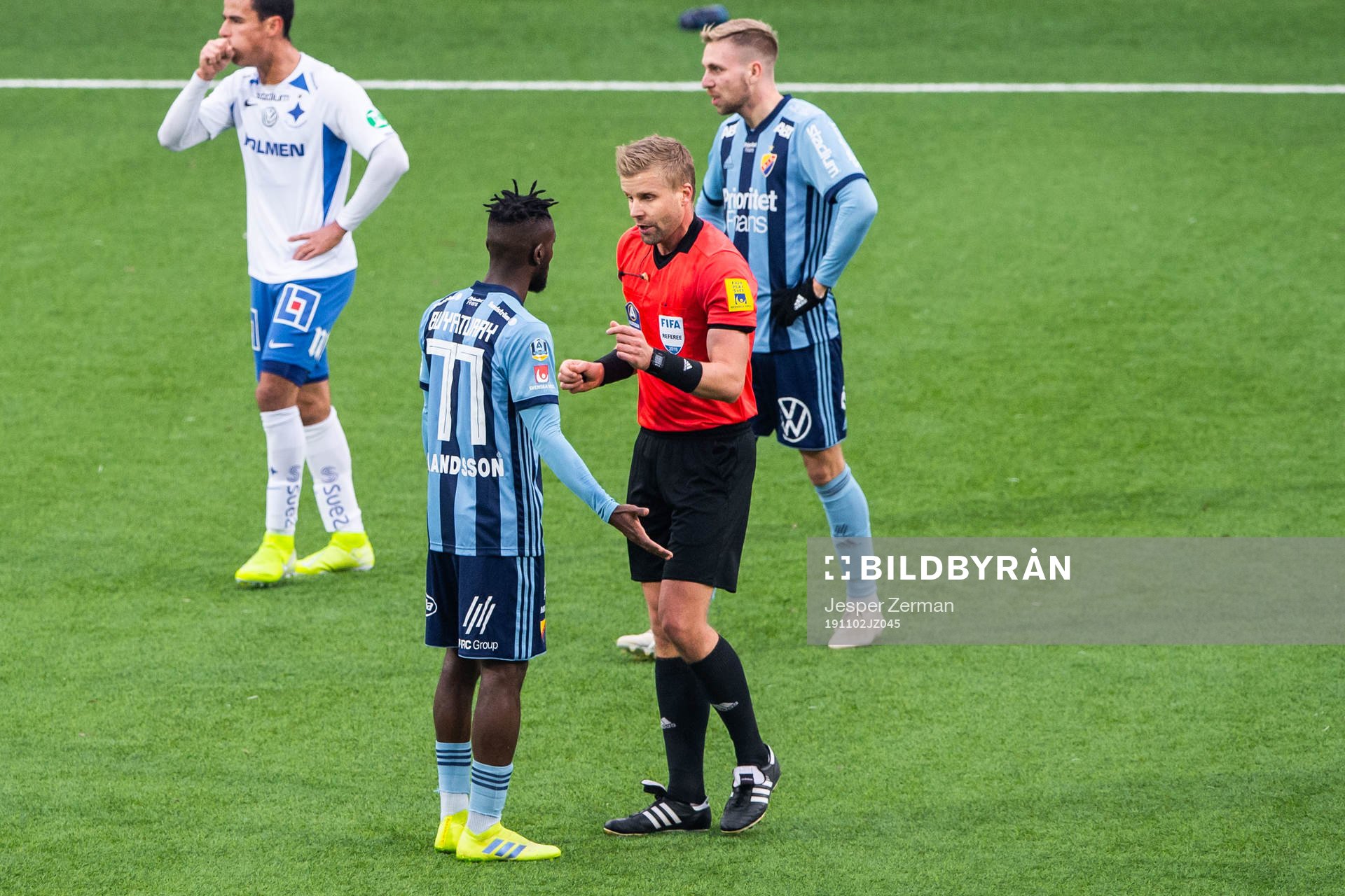 Djurgårdens Mohamed Buya Turay i diskussion med domare