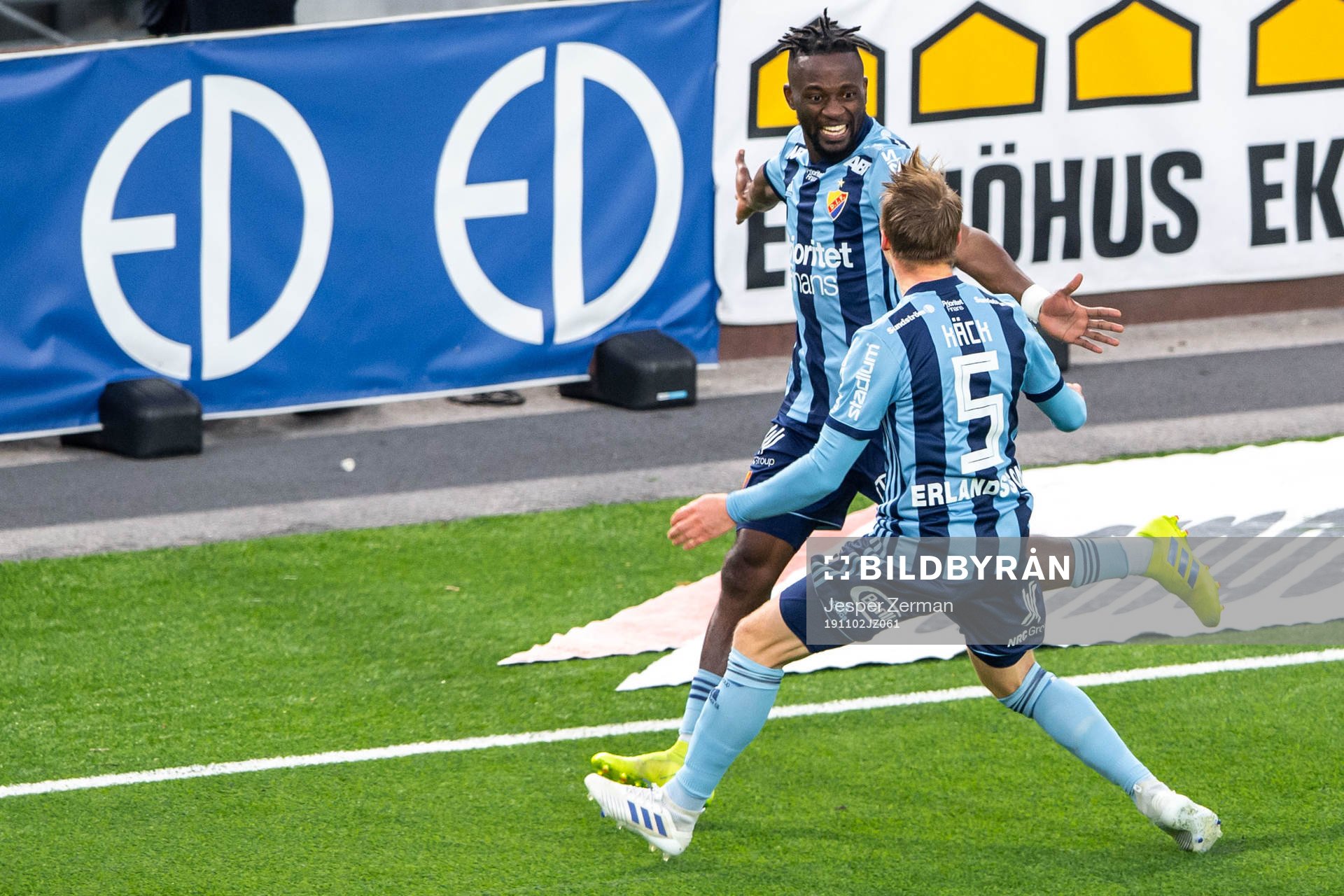 Djurgårdens Mohamed Buya Turay jublar med Elliot Käck
