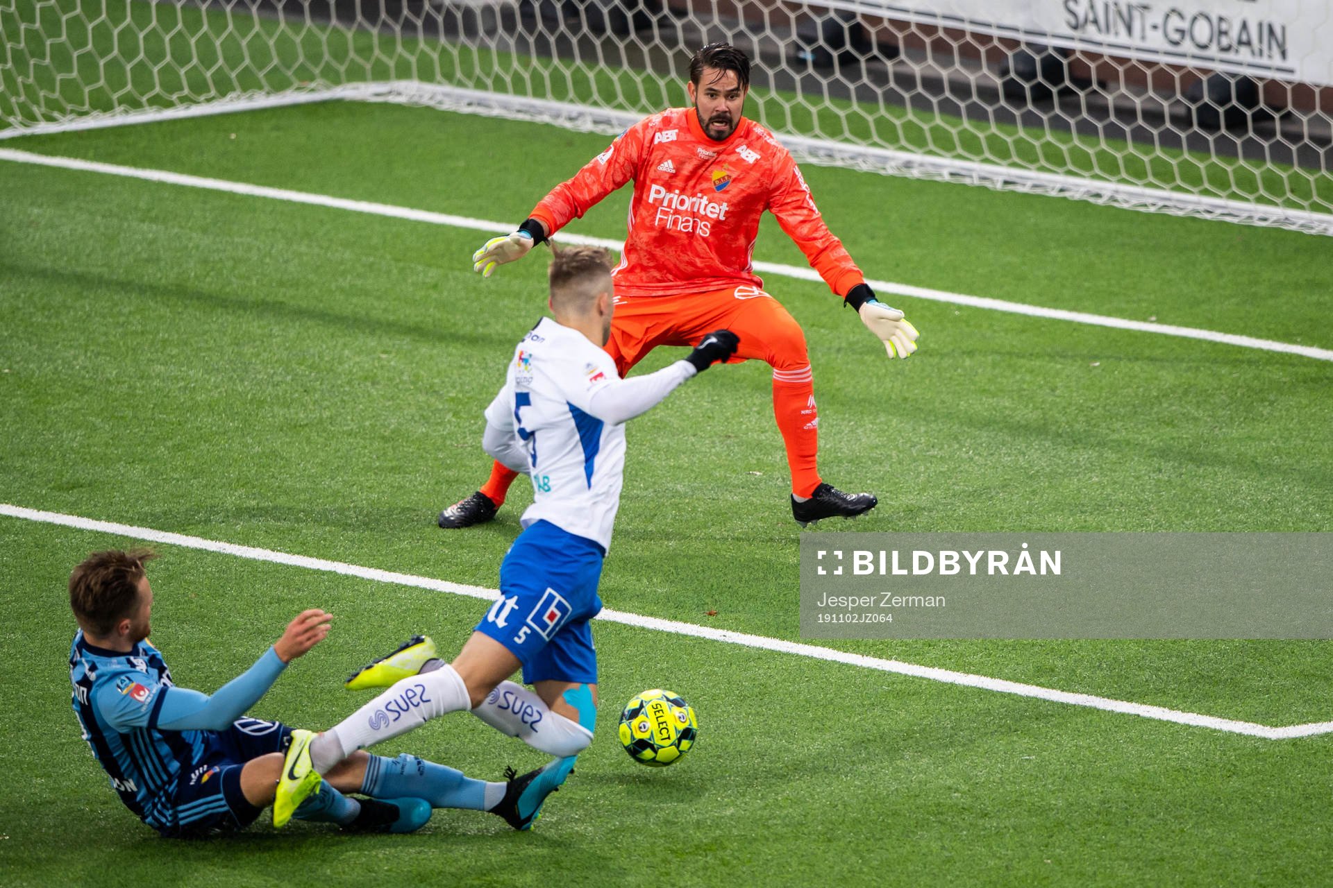 Djurgårdens målvakt Tommi Vaiho ser Jacob Une Larsson och