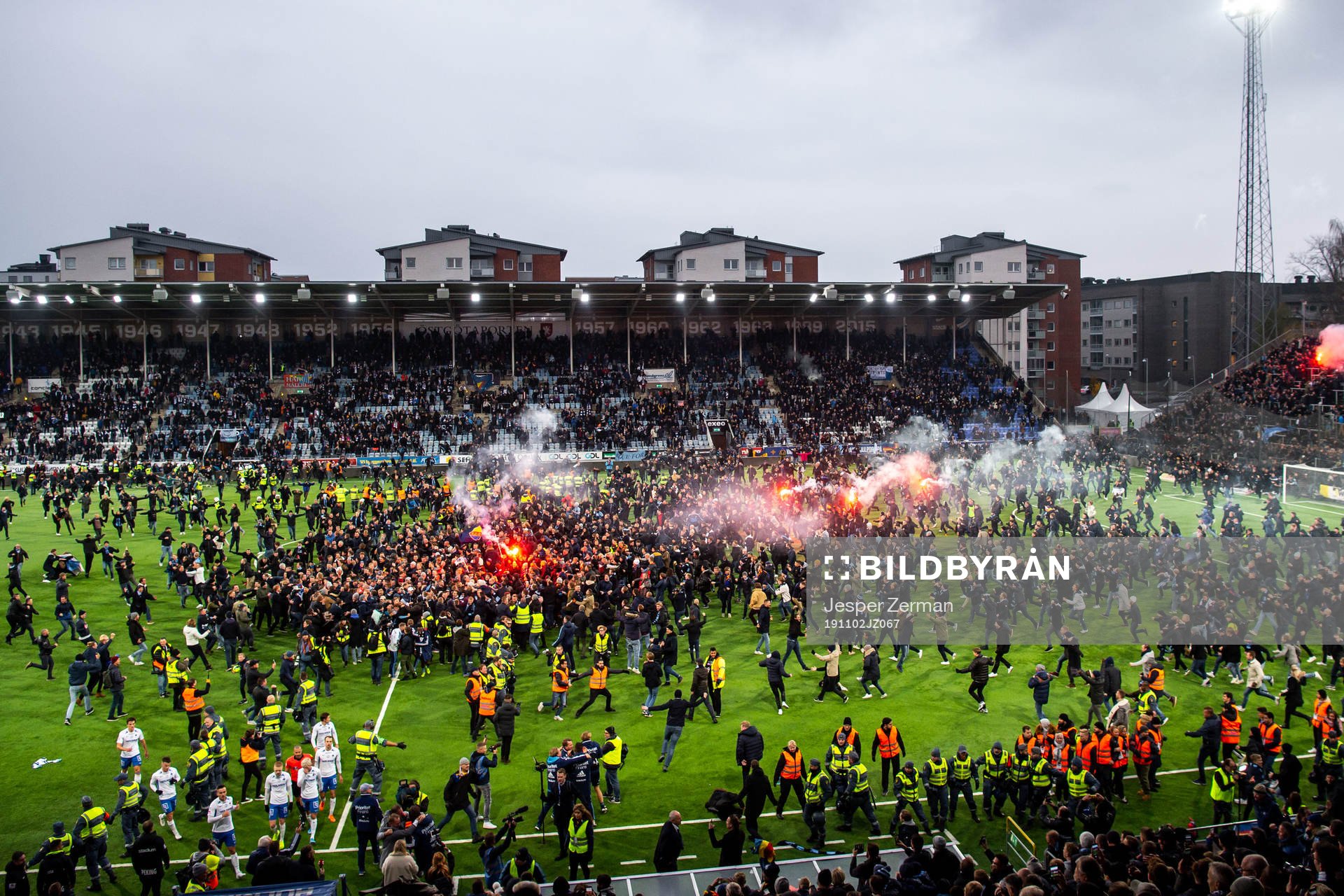 Djurgårdens supportar stormar planen