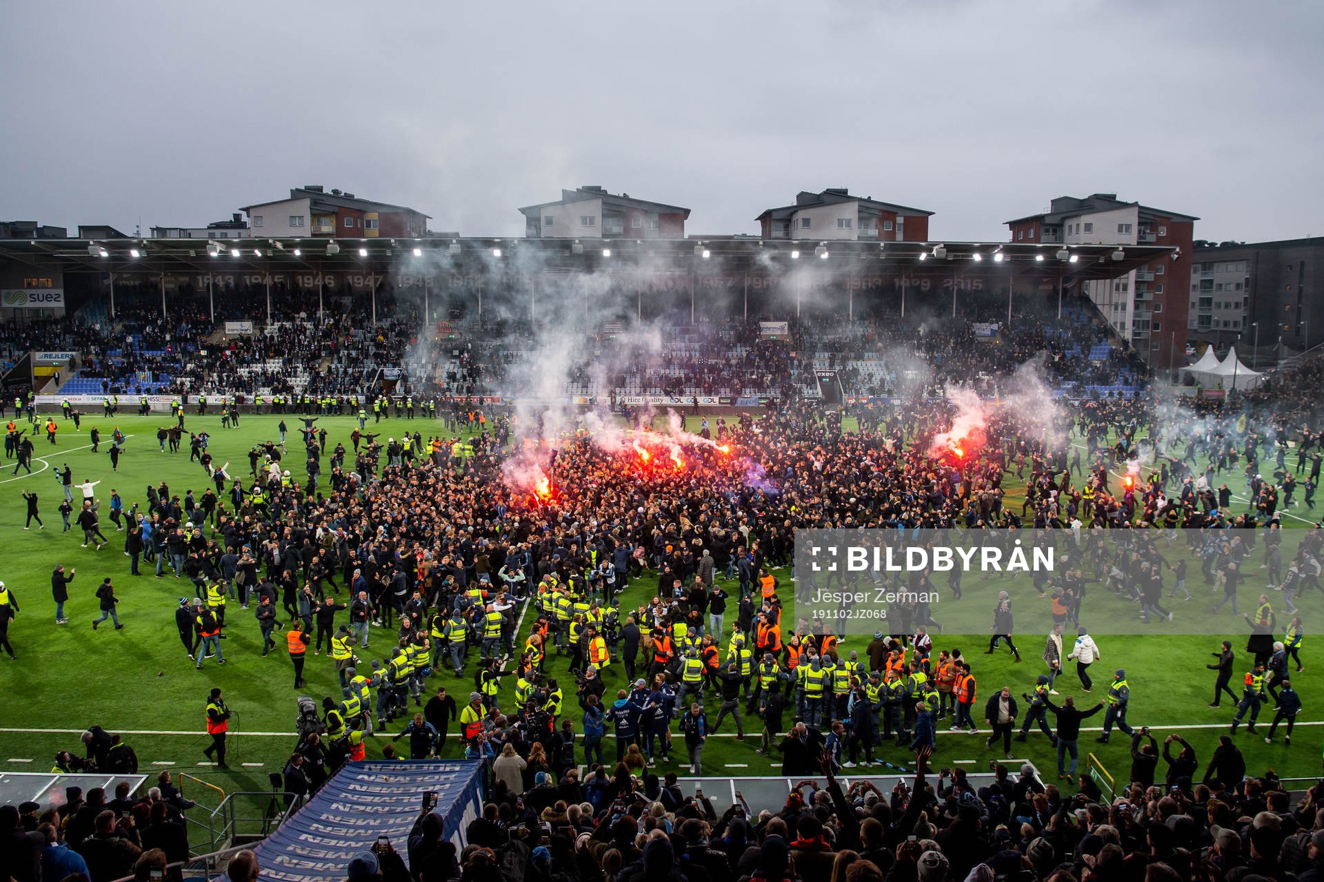 Djurgårdens supportar stormar planen efter fotbollsmatchen i Allsvenskan mellan IFK Norrköping och Djurgården den 2 november 2019 i Norrköping.