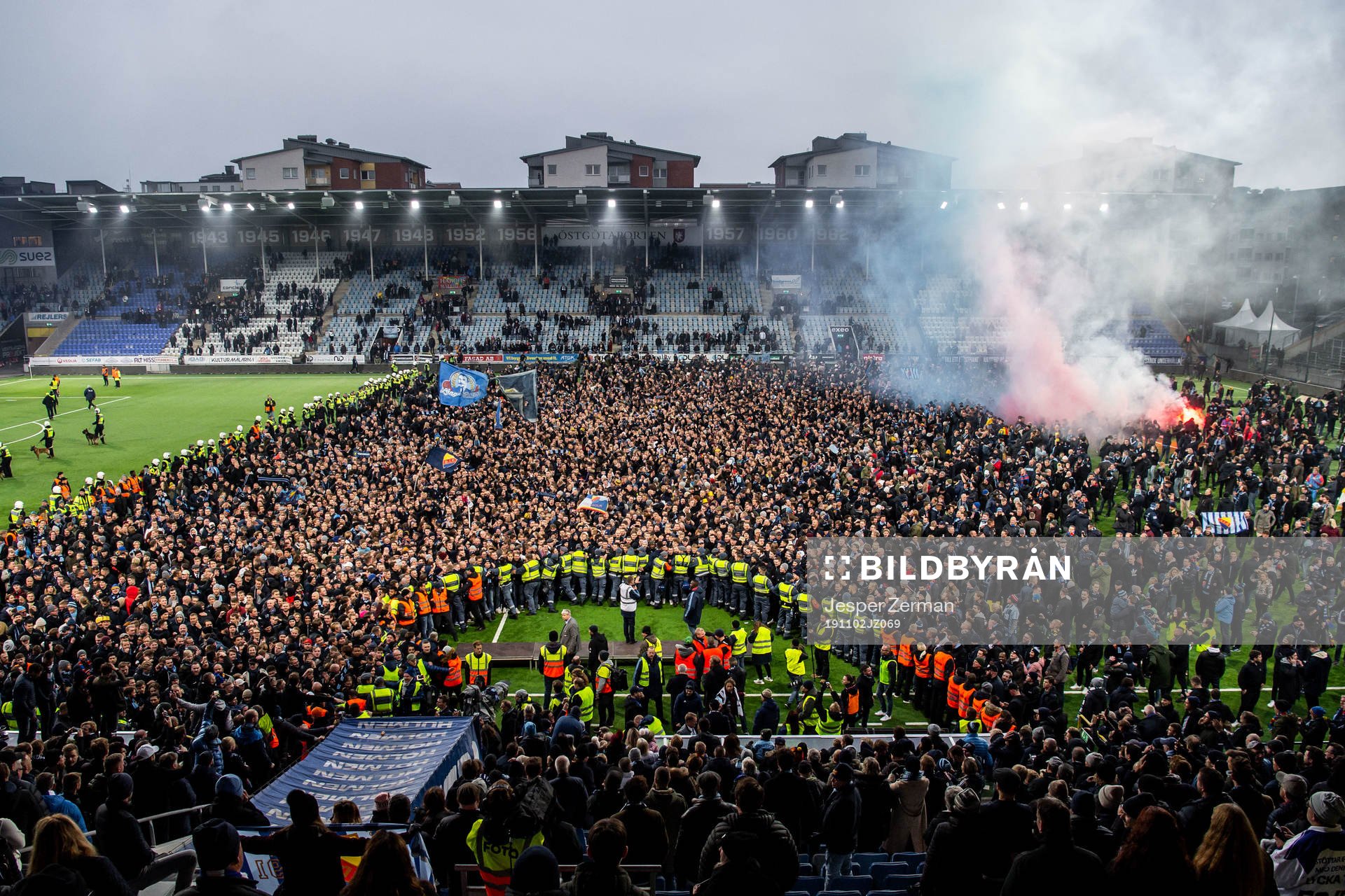 Djurgårdens supportar stormar planen