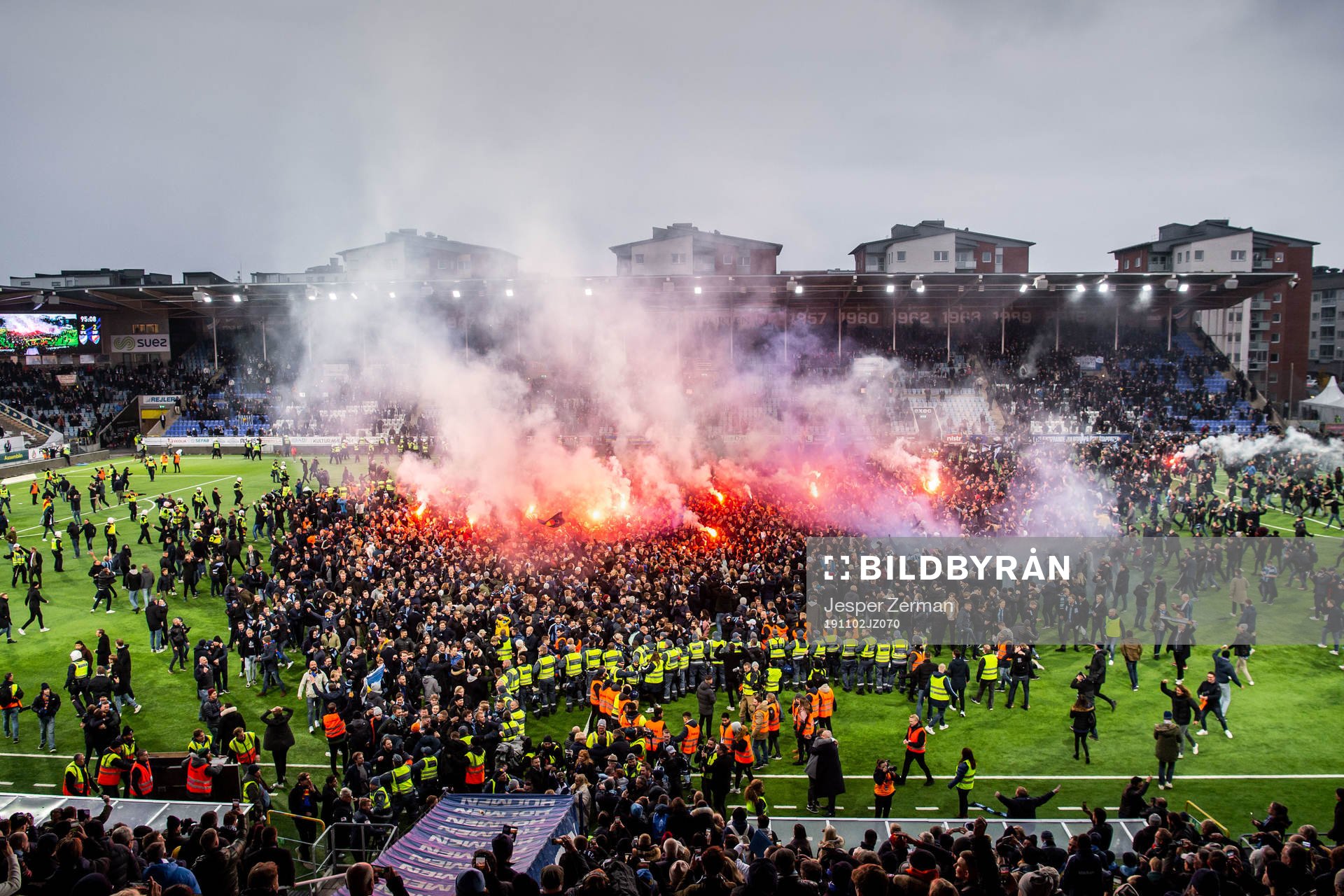 Djurgårdens supportar stormar planen