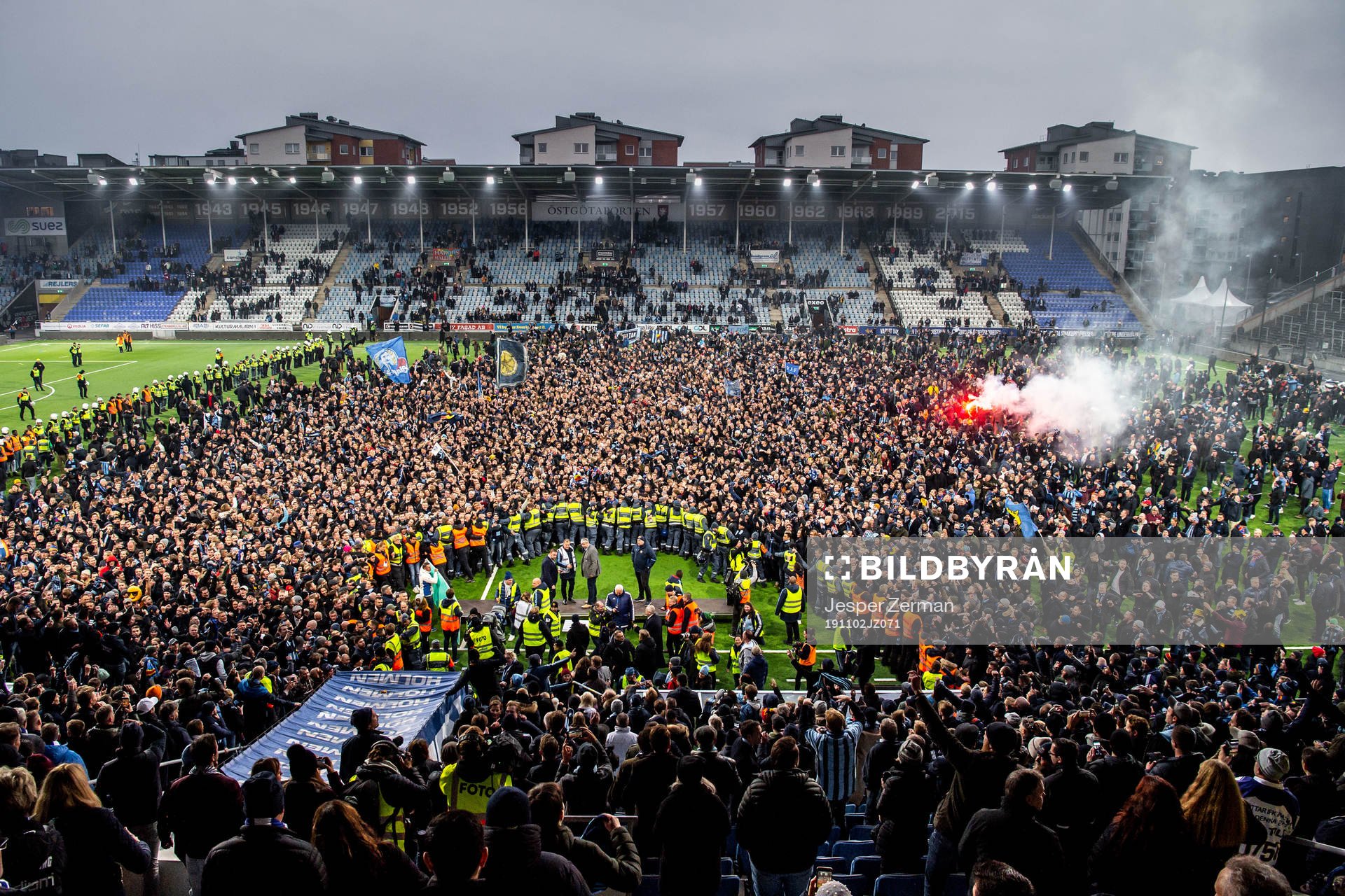 Djurgårdens supportar stormar planen